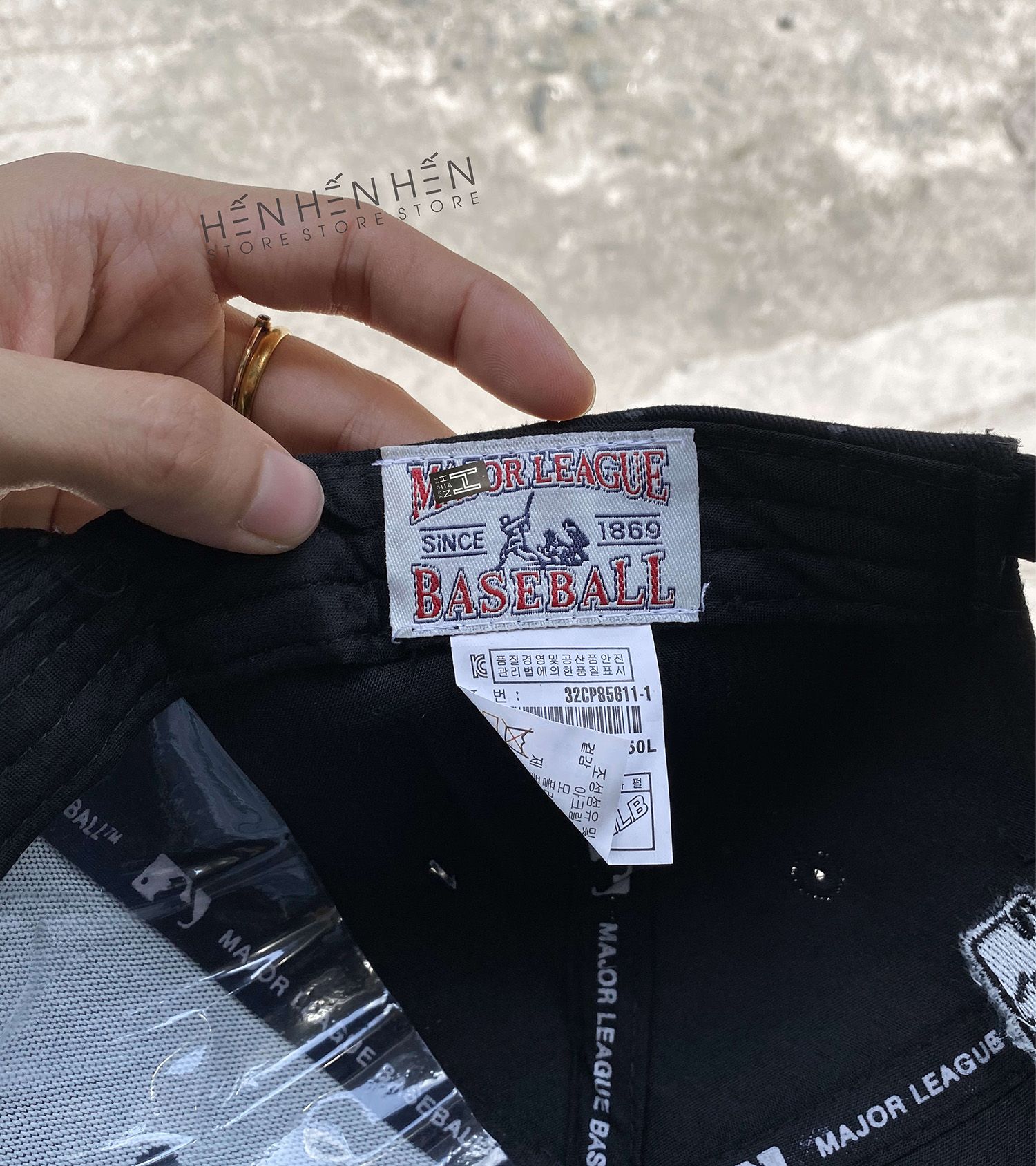 Nón MLB đen chữ LA