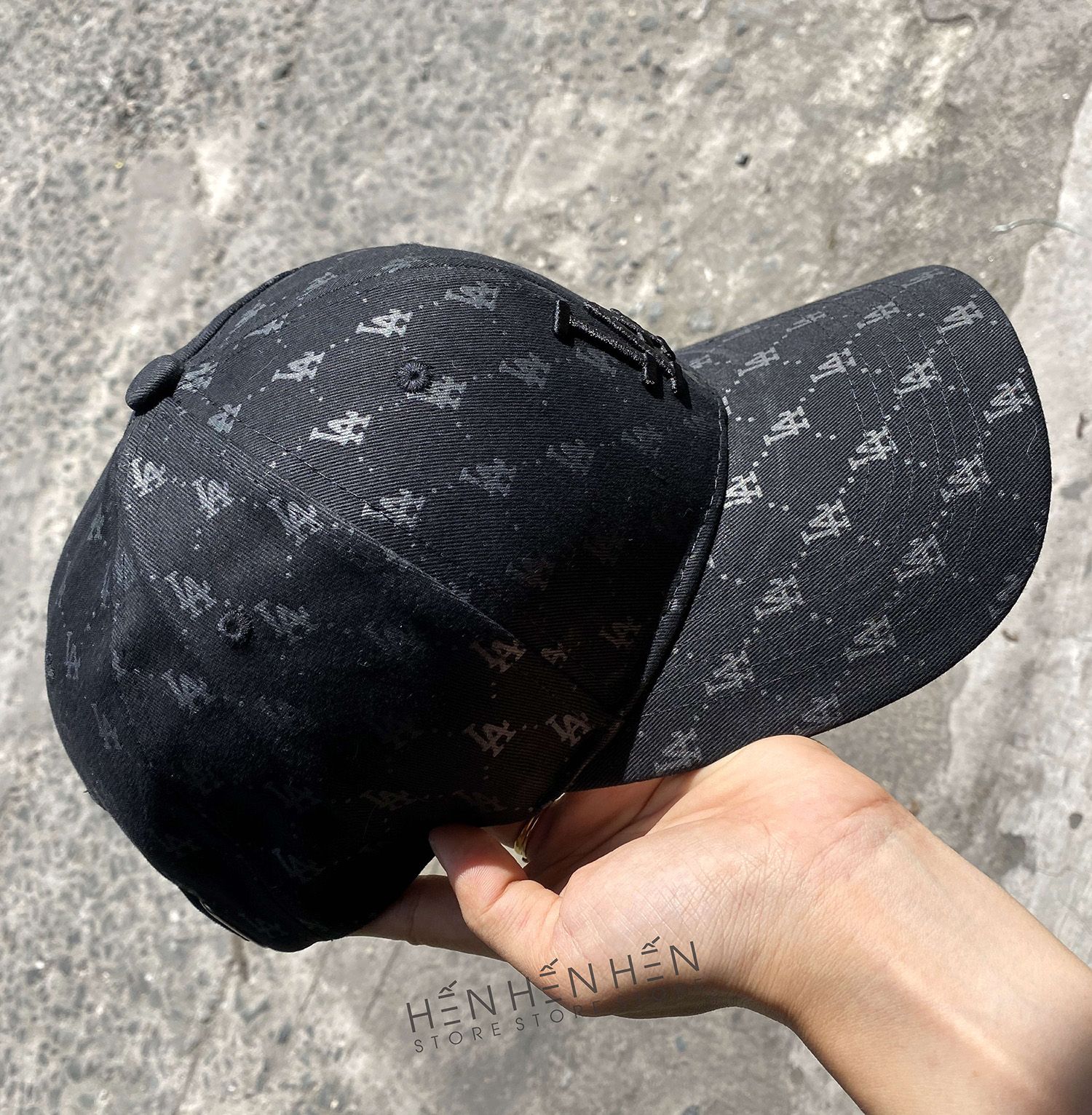 Nón MLB đen chữ LA