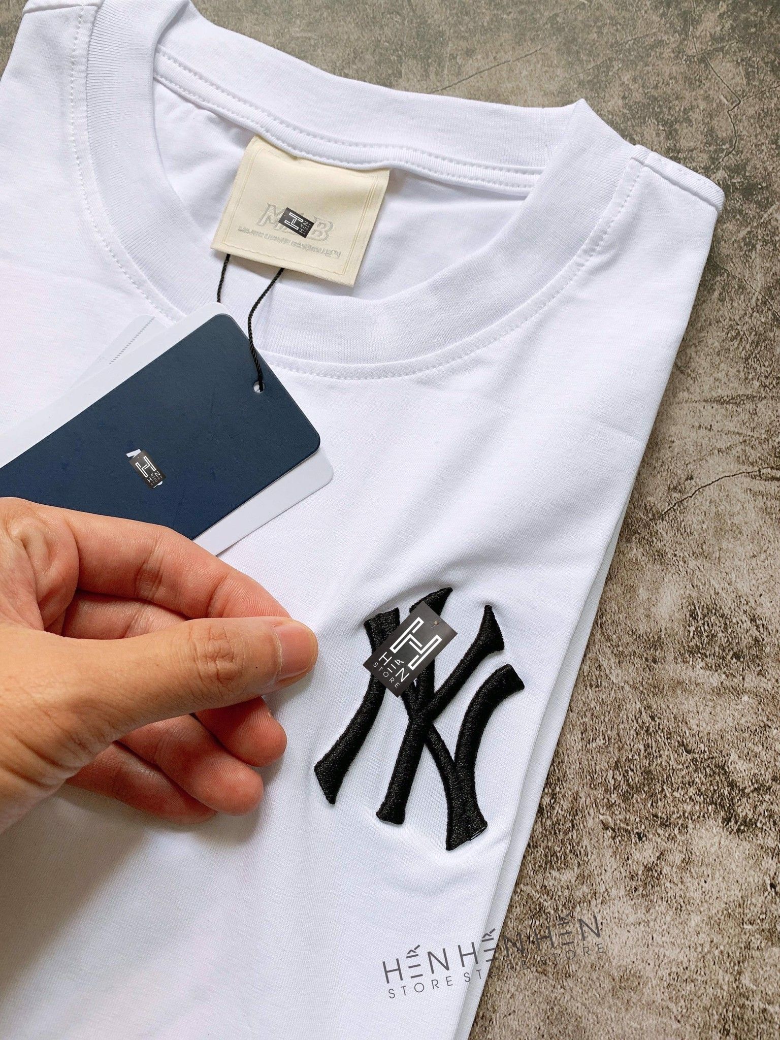 Áo thun MLB trắng chữ to