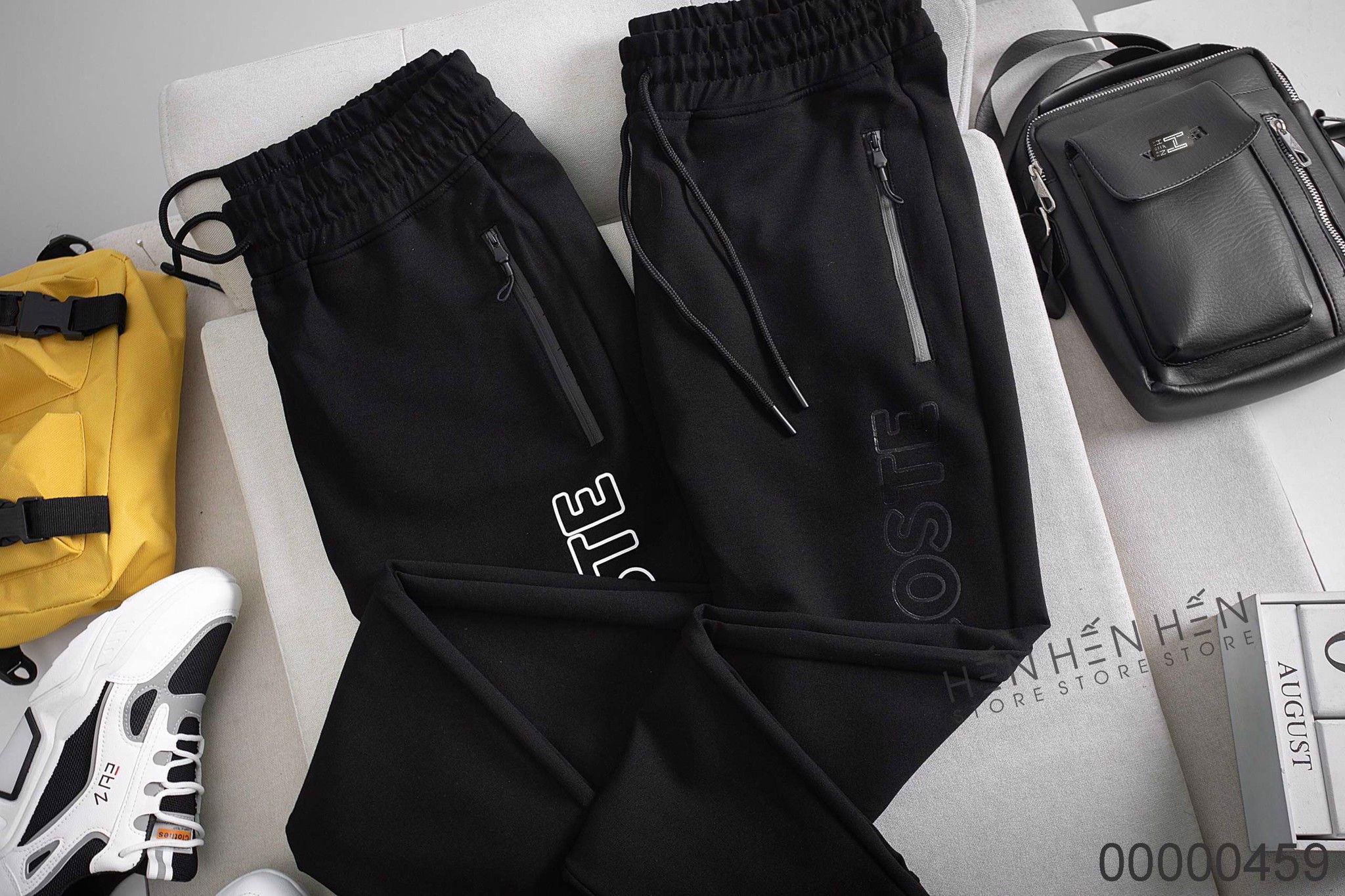 Quần jogger thun LC đen chữ to