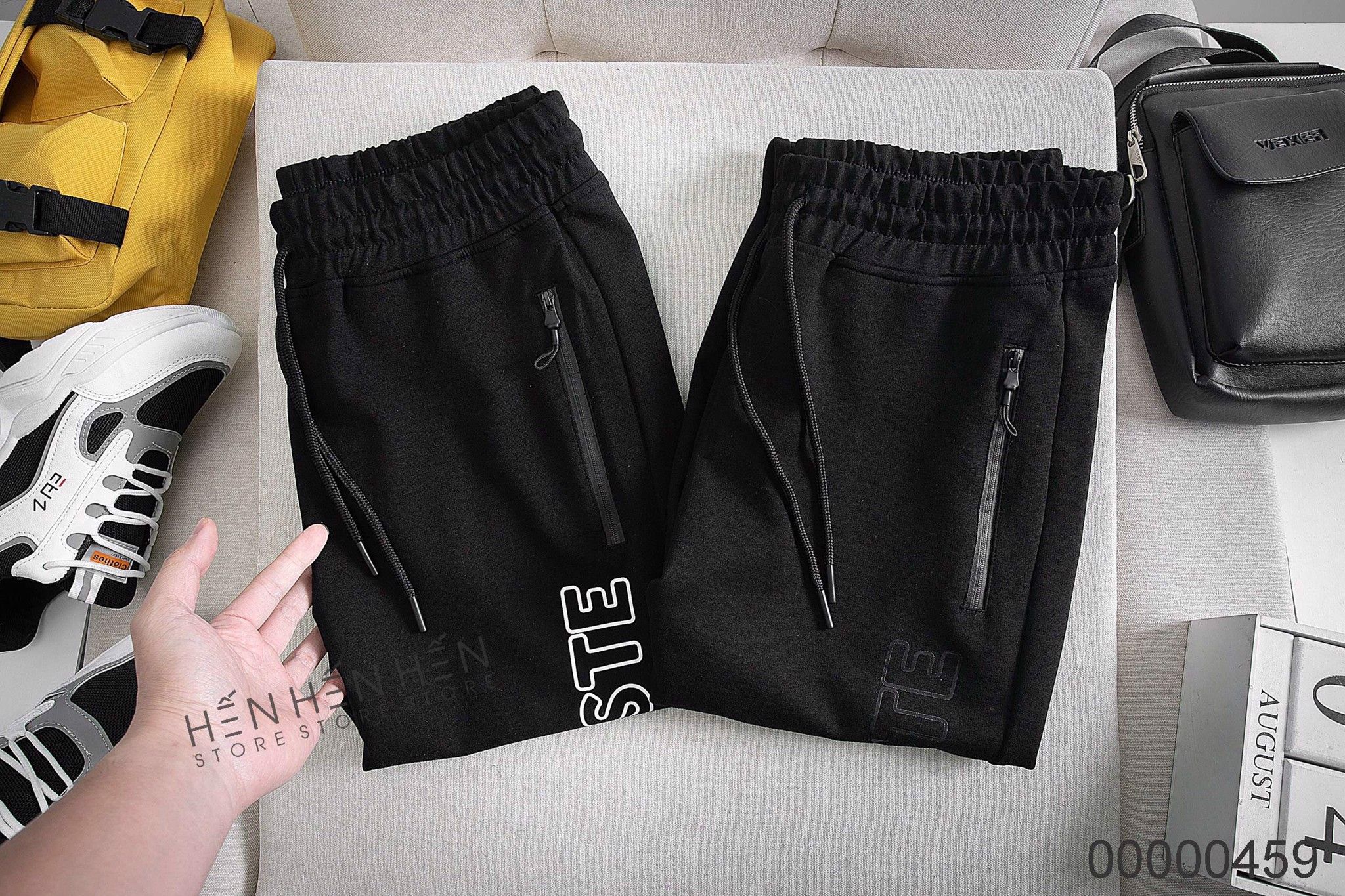 Quần jogger thun LC đen chữ to