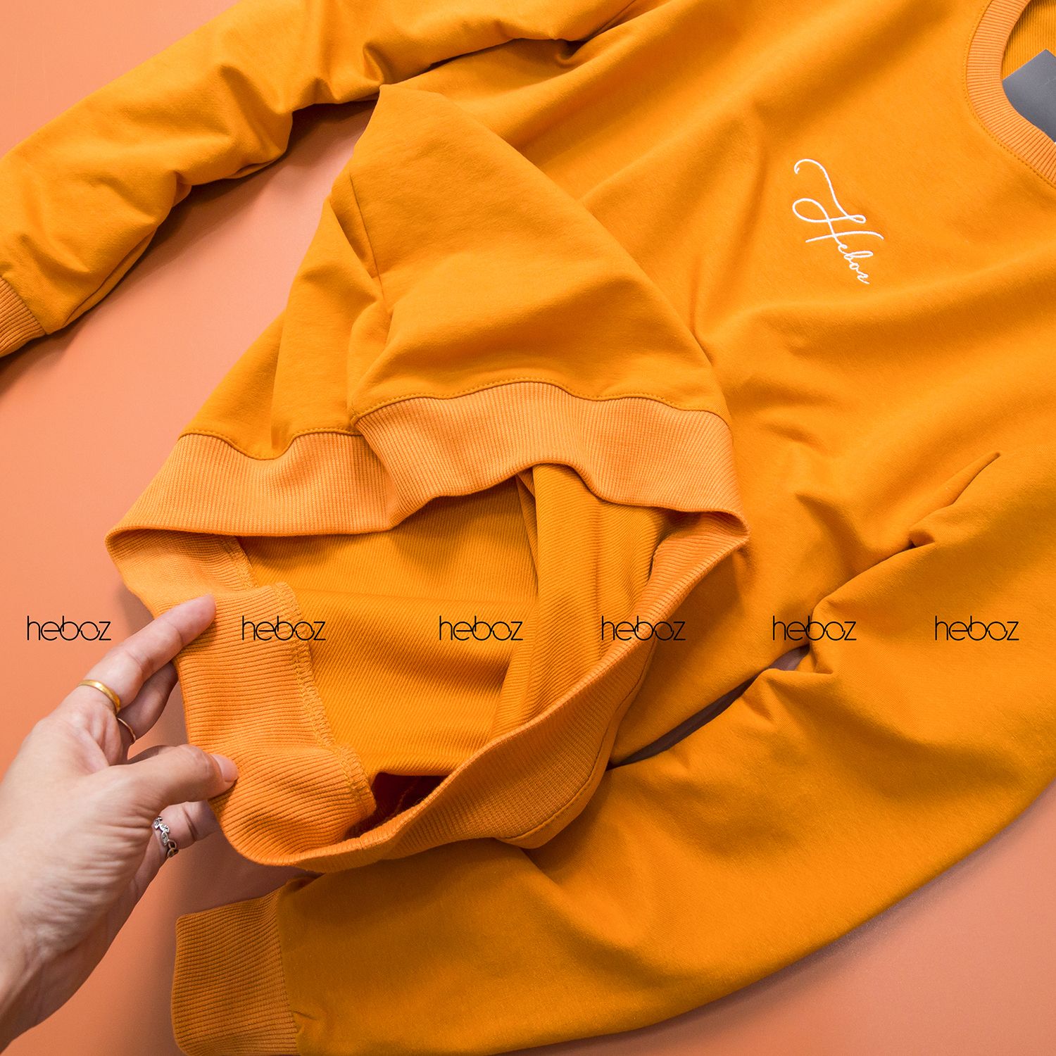 Áo nỉ Heboz chữ thêu 6M