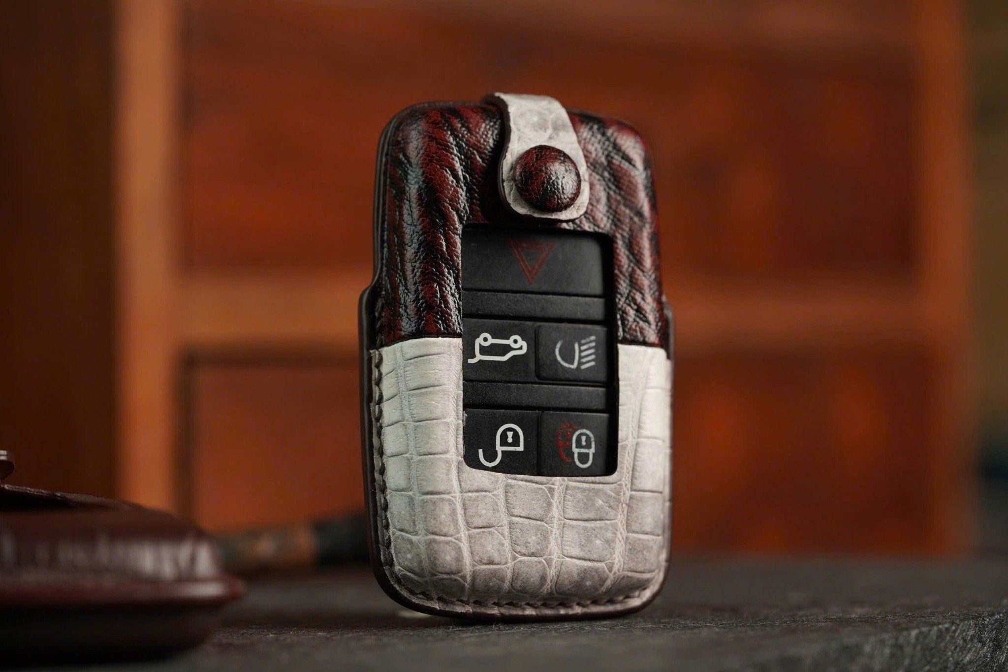 Bao Da Chìa Khóa Land Rover - Da Cá Sấu Himalaya x Shark Leather