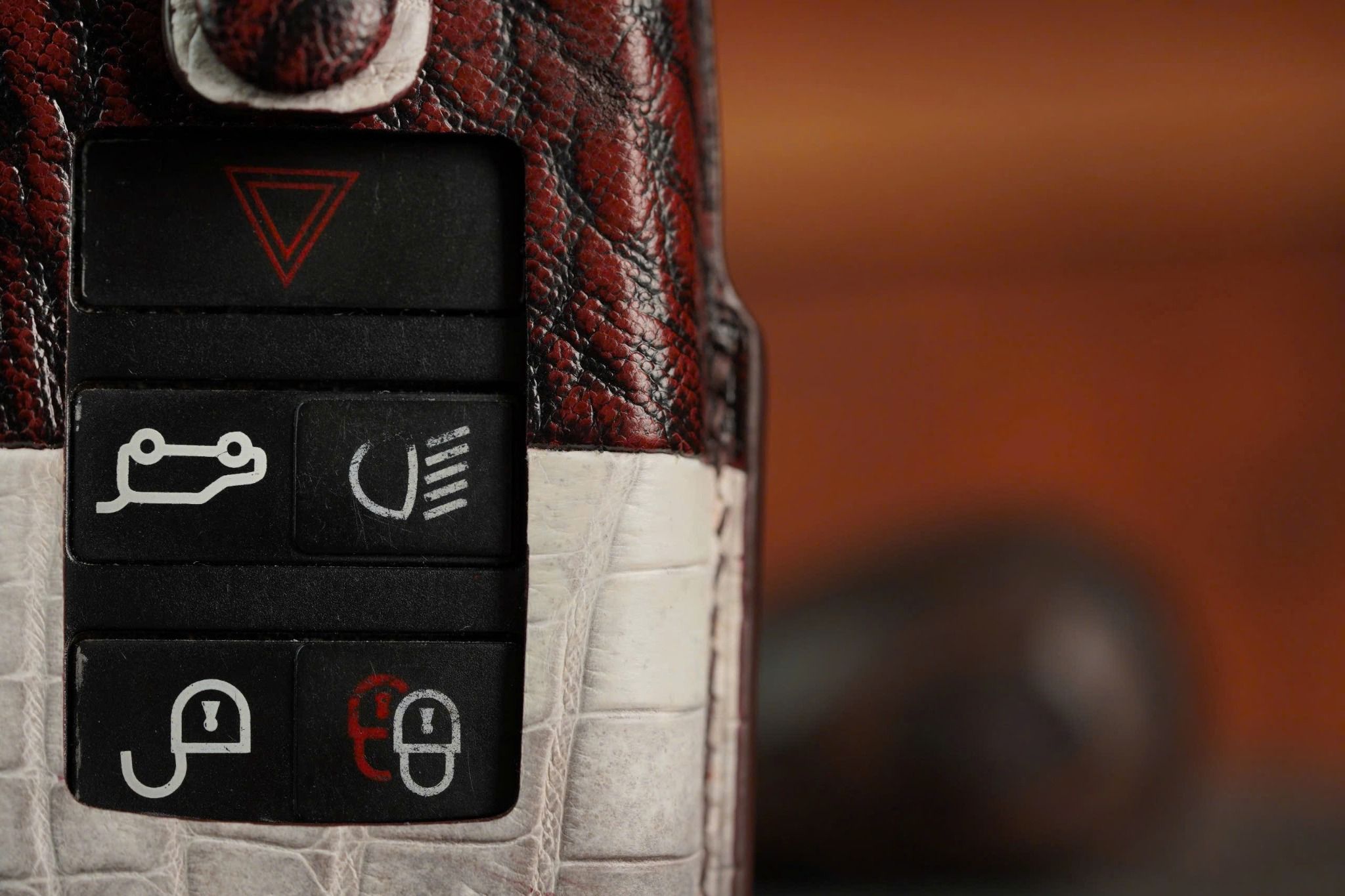 Bao Da Chìa Khóa Land Rover - Da Cá Sấu Himalaya x Shark Leather