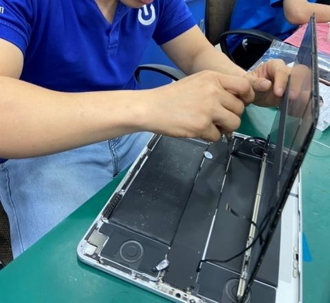 thay màn hình LapTop GIGABYTE PRO 15 CF2 Bị Nước Vào Hư Màn Hình