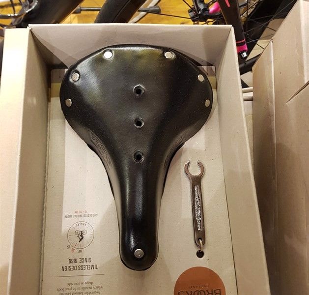 Yên xe đạp Brooks B17S Bike Saddle