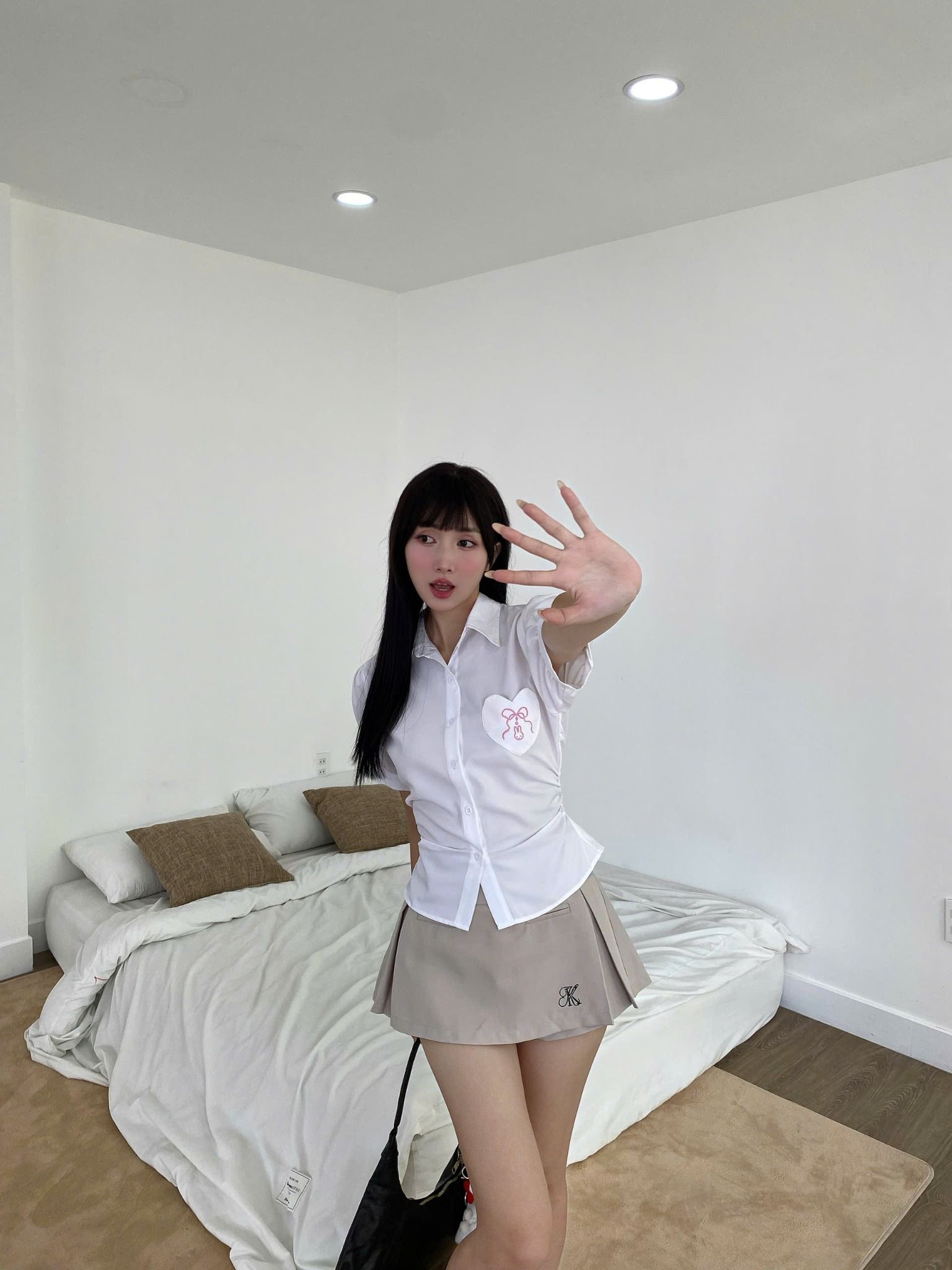 Áo sơ mi chiết eo cột nơ Junhee có túi tim thêu hình nơ và thỏ