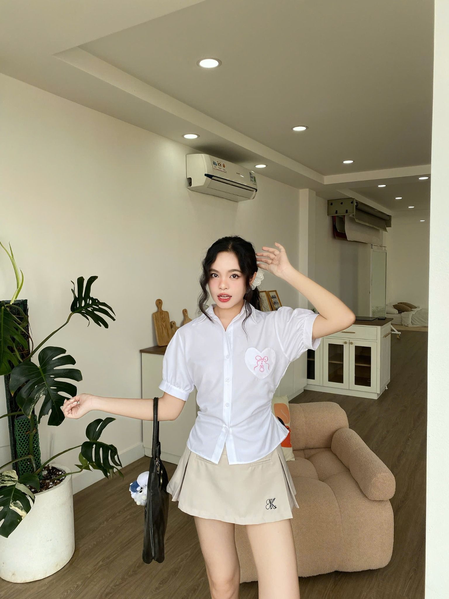 Áo sơ mi chiết eo cột nơ Junhee có túi tim thêu hình nơ và thỏ