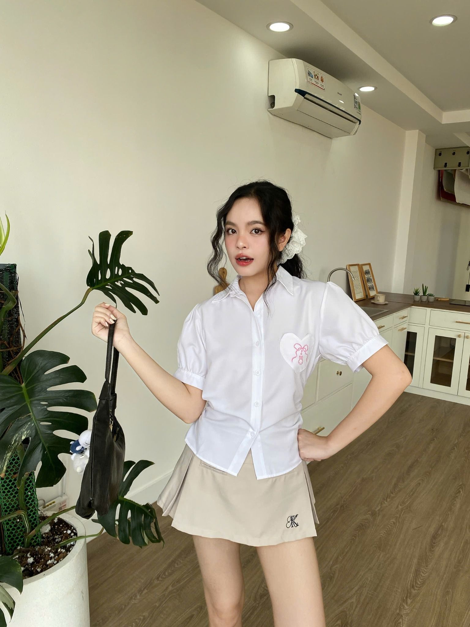 Áo sơ mi chiết eo cột nơ Junhee có túi tim thêu hình nơ và thỏ