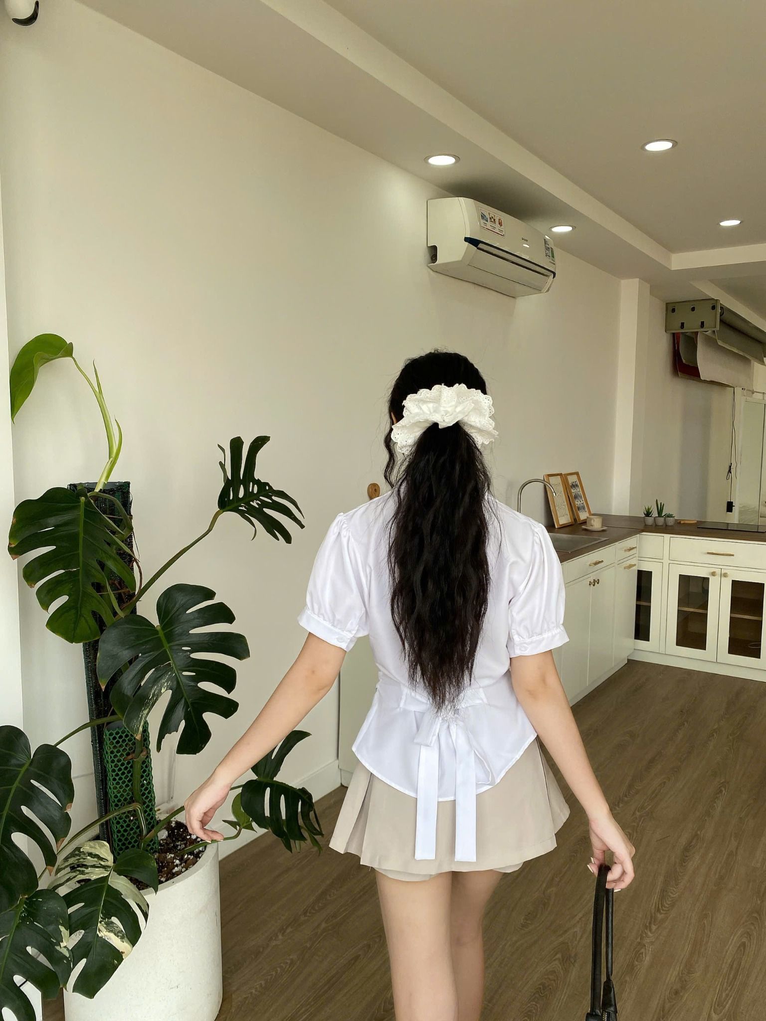 Áo sơ mi chiết eo cột nơ Junhee có túi tim thêu hình nơ và thỏ