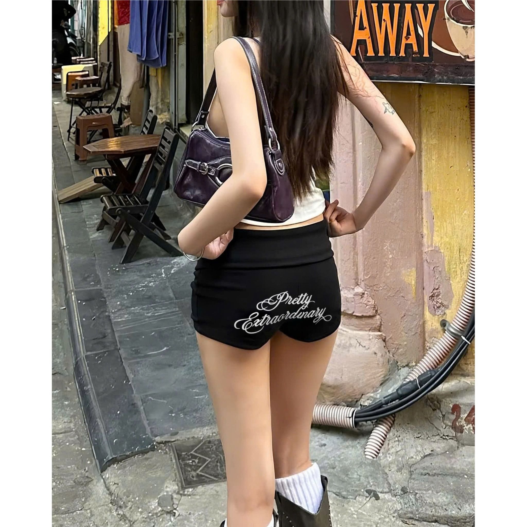 Quần short cạp trễ PRETTY gập eo tôn dáng thêu chữ sắc nét