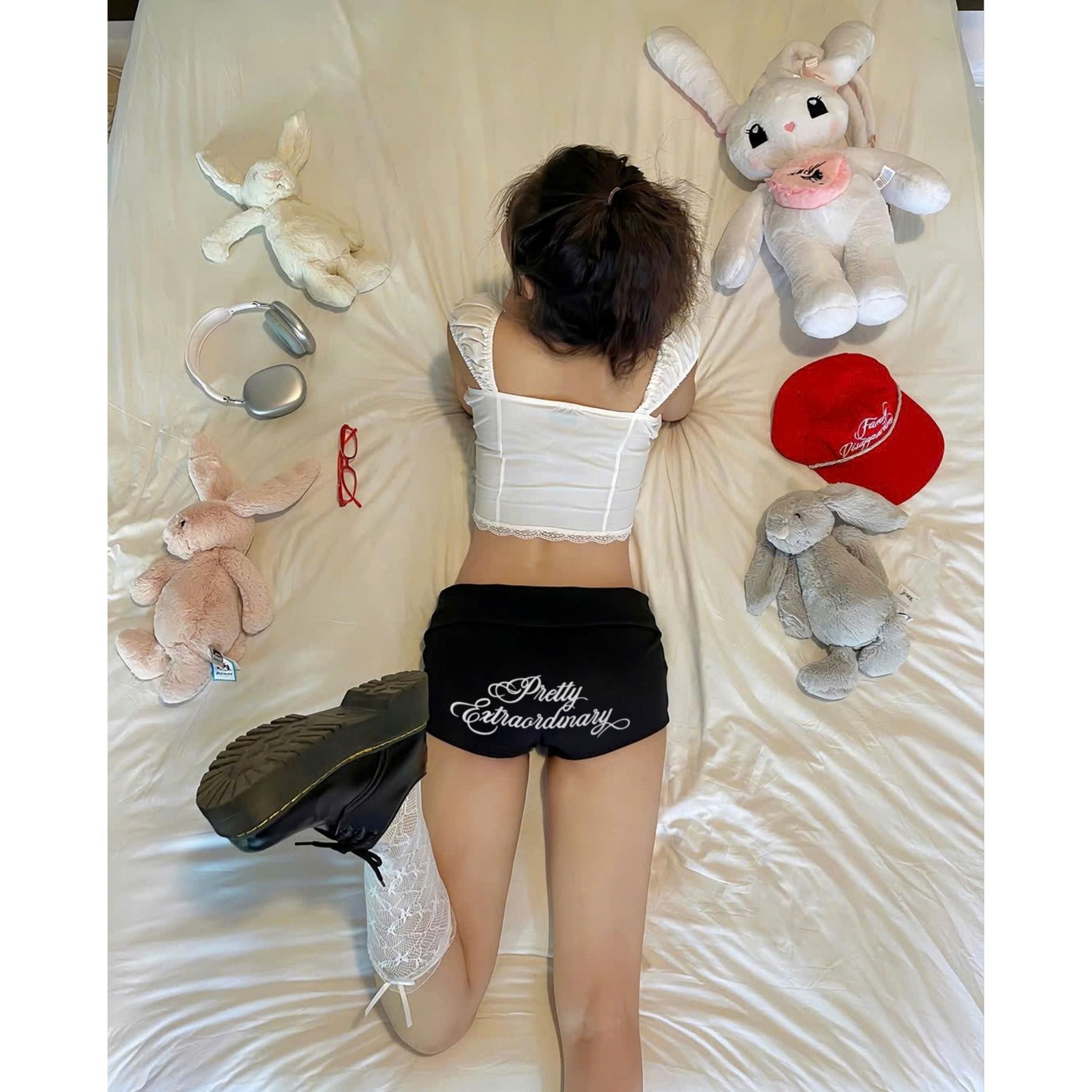 Quần short cạp trễ PRETTY gập eo tôn dáng thêu chữ sắc nét
