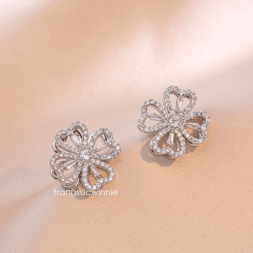 Hoa tai titan Clover rỗng