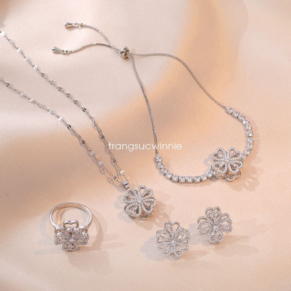 Hoa tai titan Clover rỗng