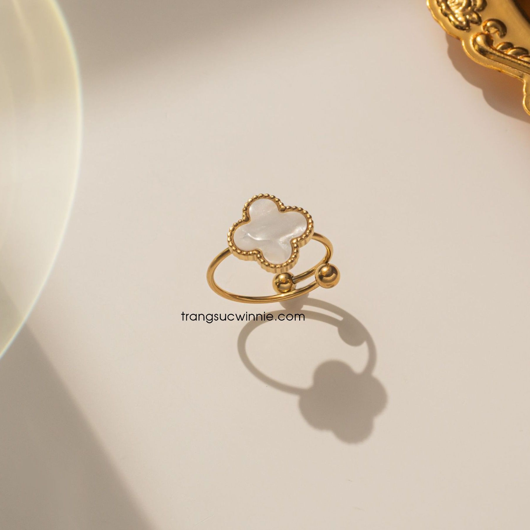 Nhẫn titan VCA trắng
