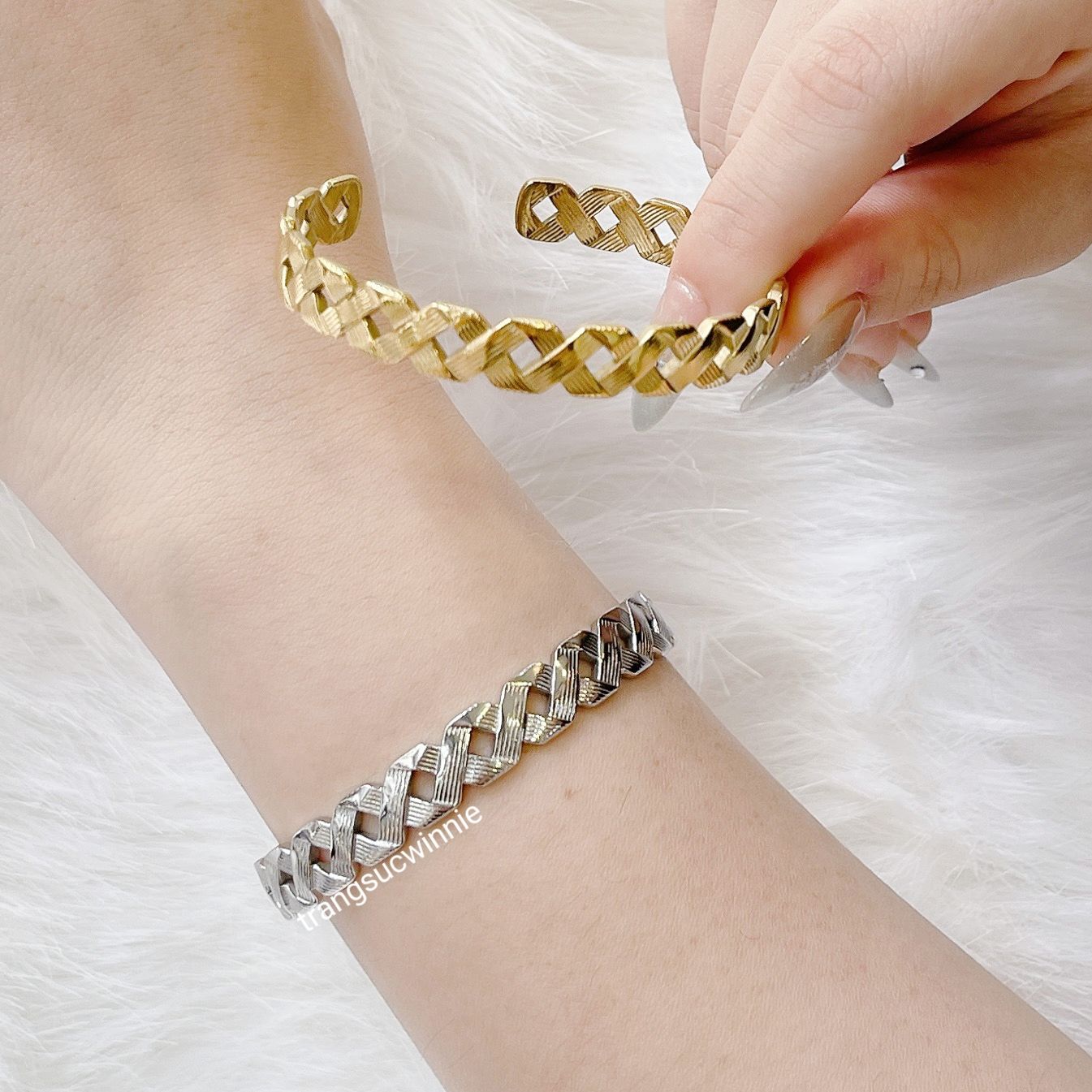 Vòng tay titan Cuff Caro B