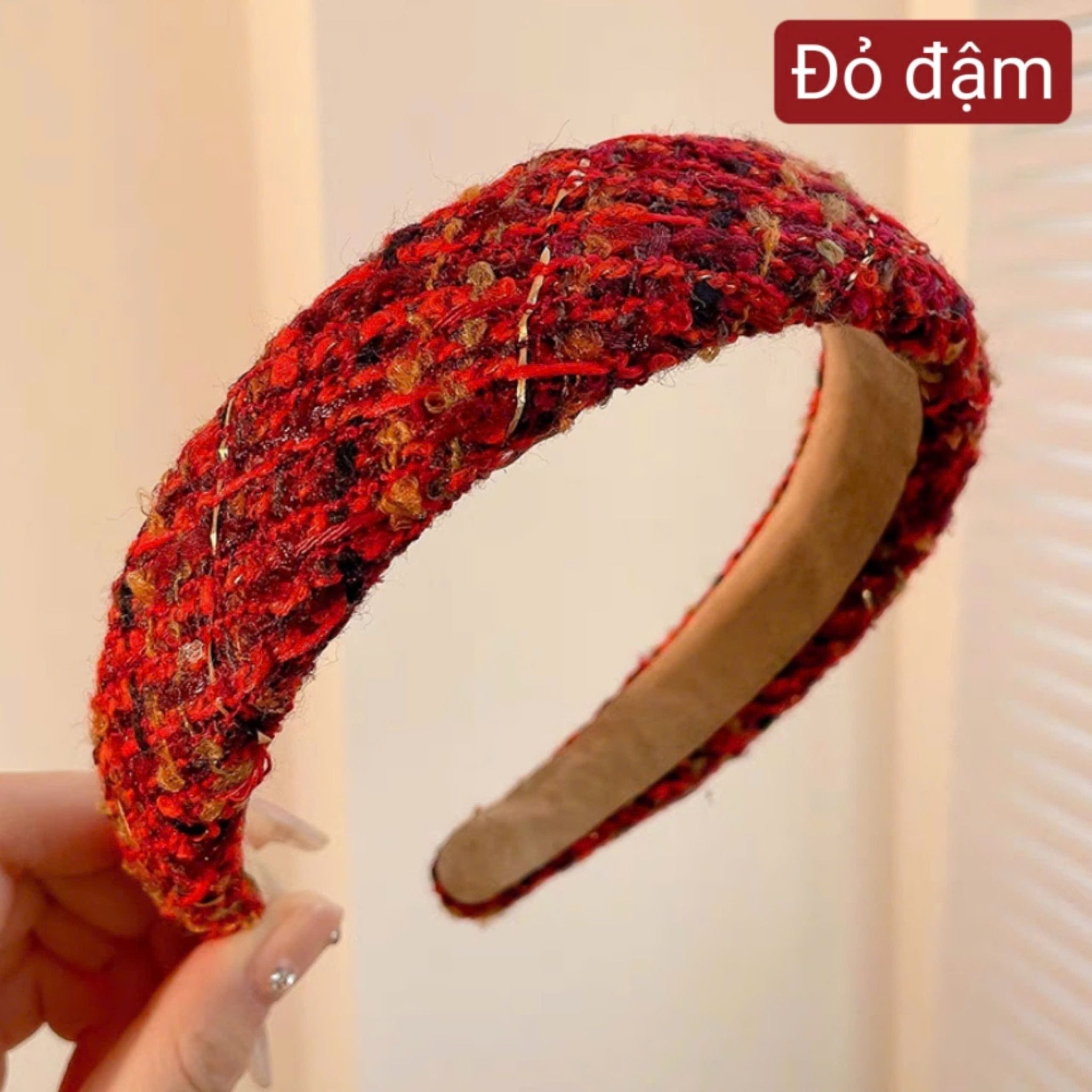 Cài tóc đỏ