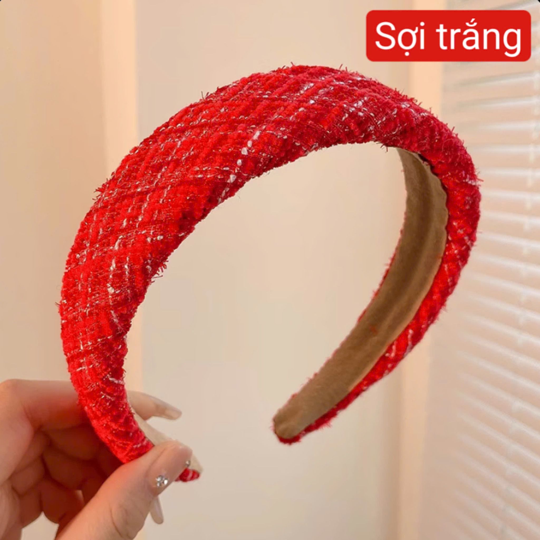 Cài tóc đỏ