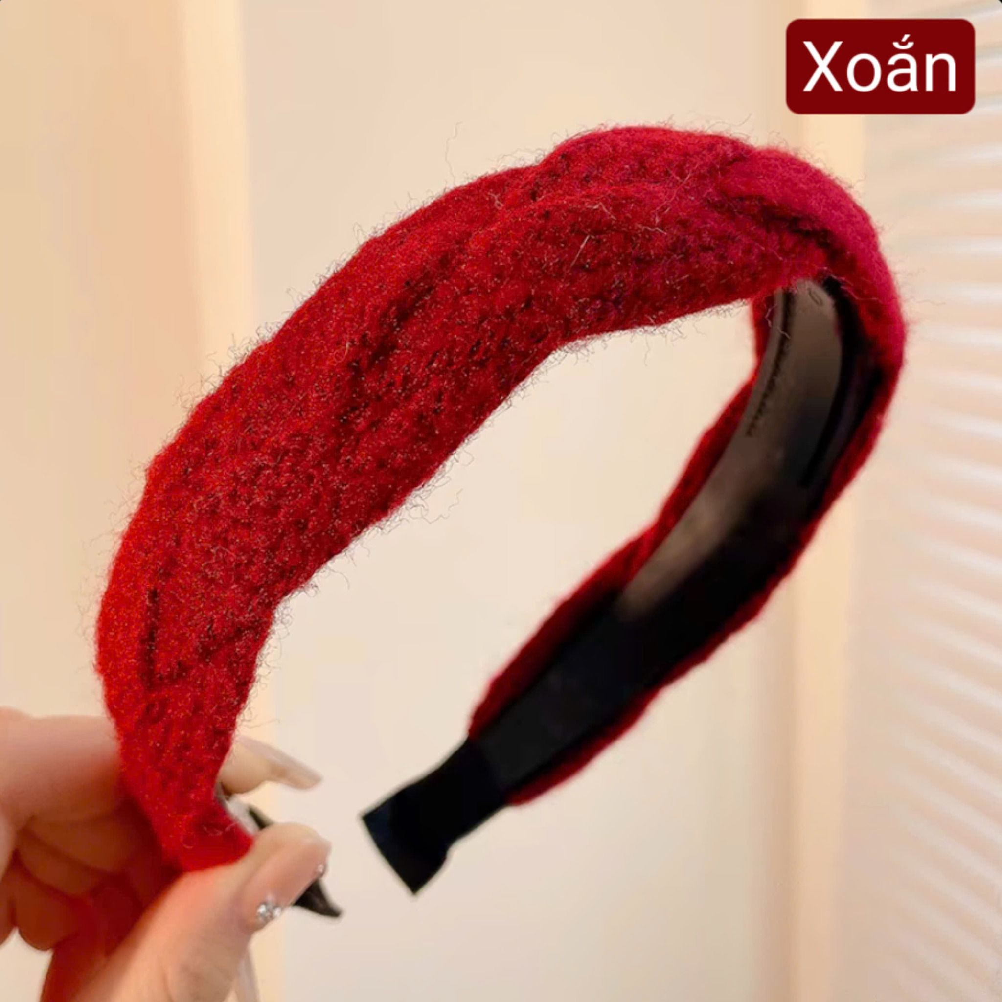 Cài tóc đỏ