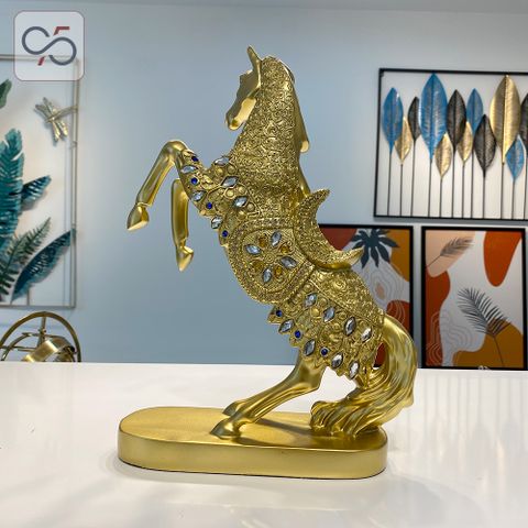 Tượng ngựa hí vàng composite