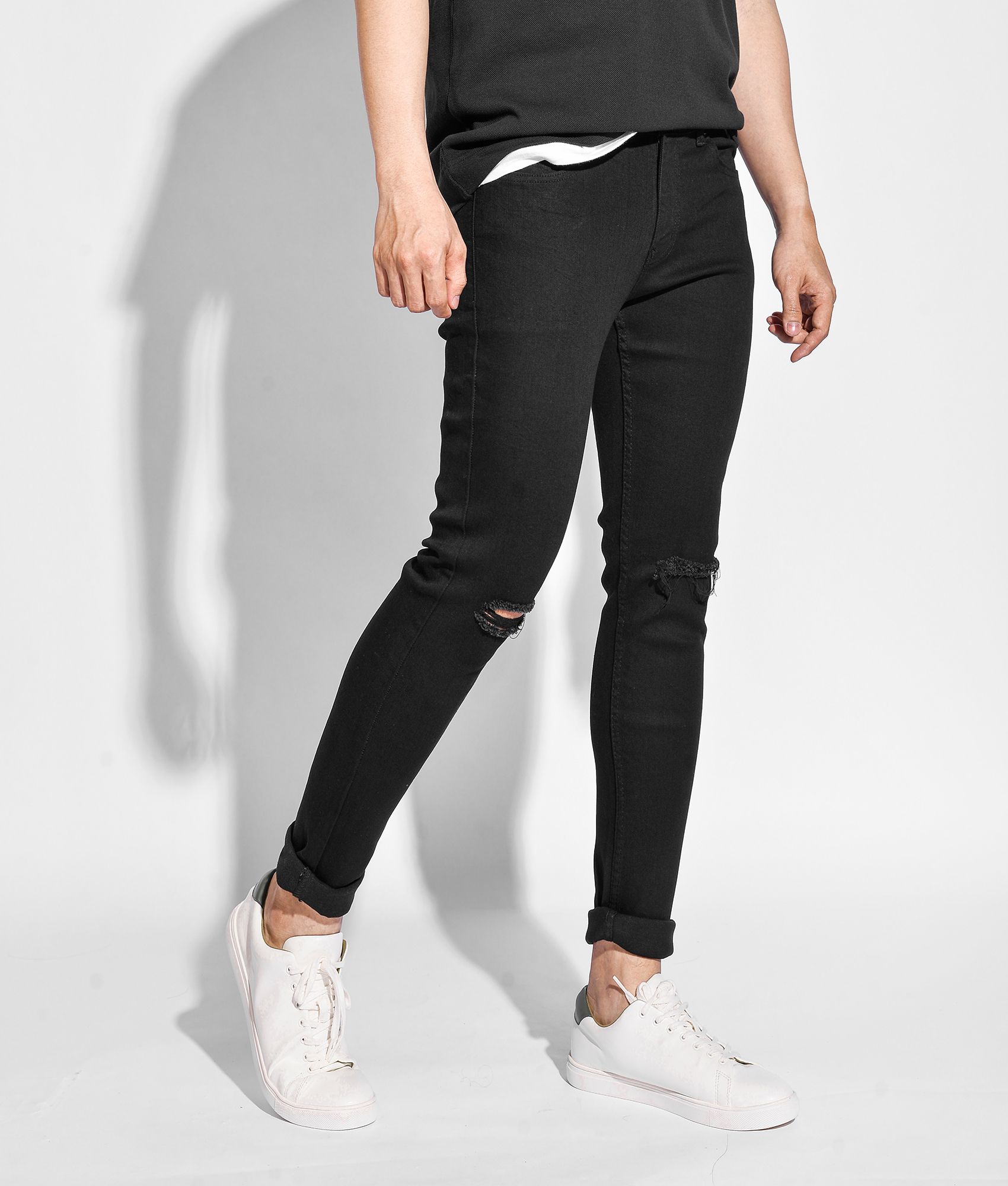Quần jeans đen rách gối form skinny - 10S20DPA059
