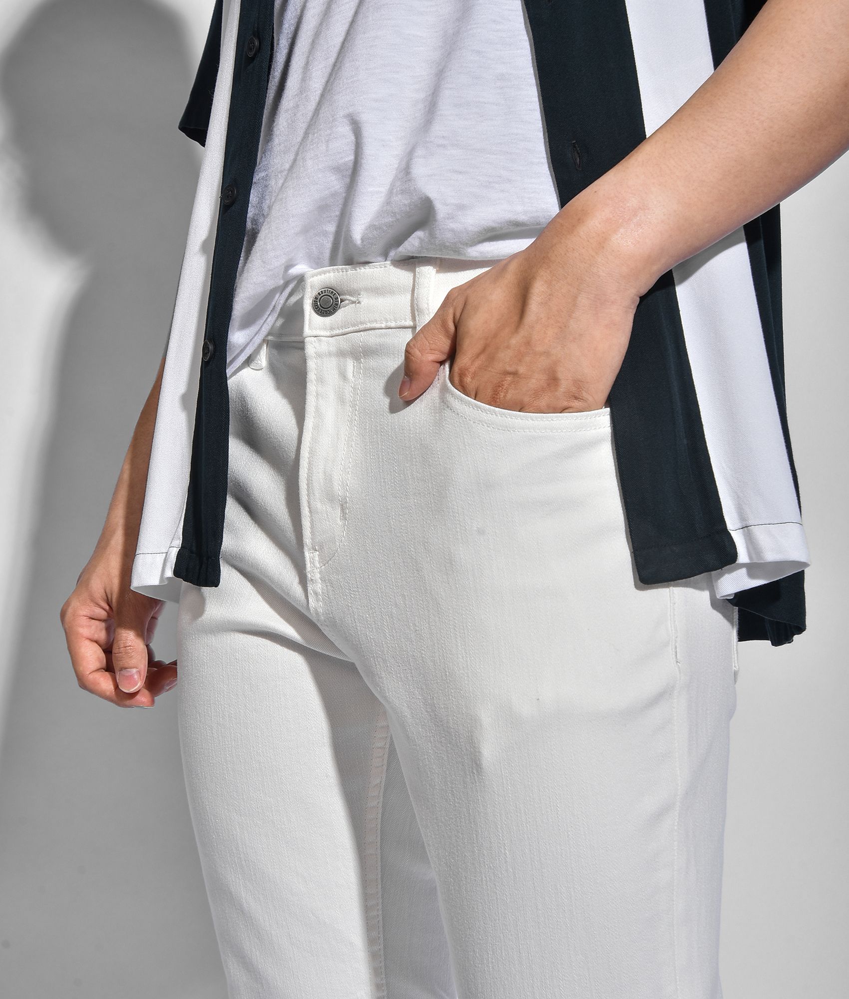 Quần jeans trắng form slim crop - 10S20DPA020