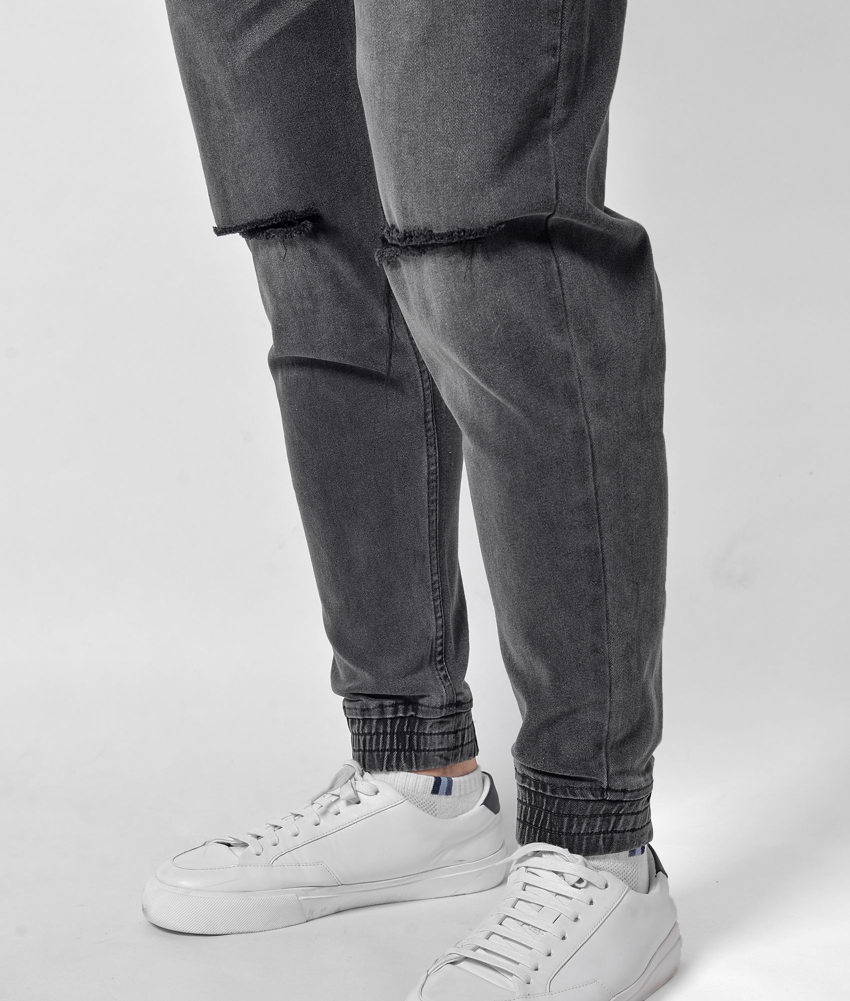Quần Jean rách gối form jogger - 10F20DPA034