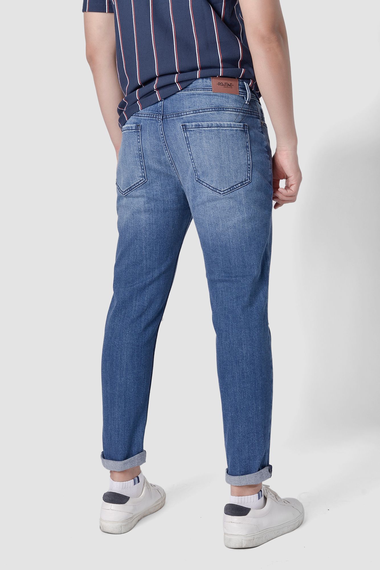 Quần jeans nam rách gối form Slim Crop - 10F20DPA036