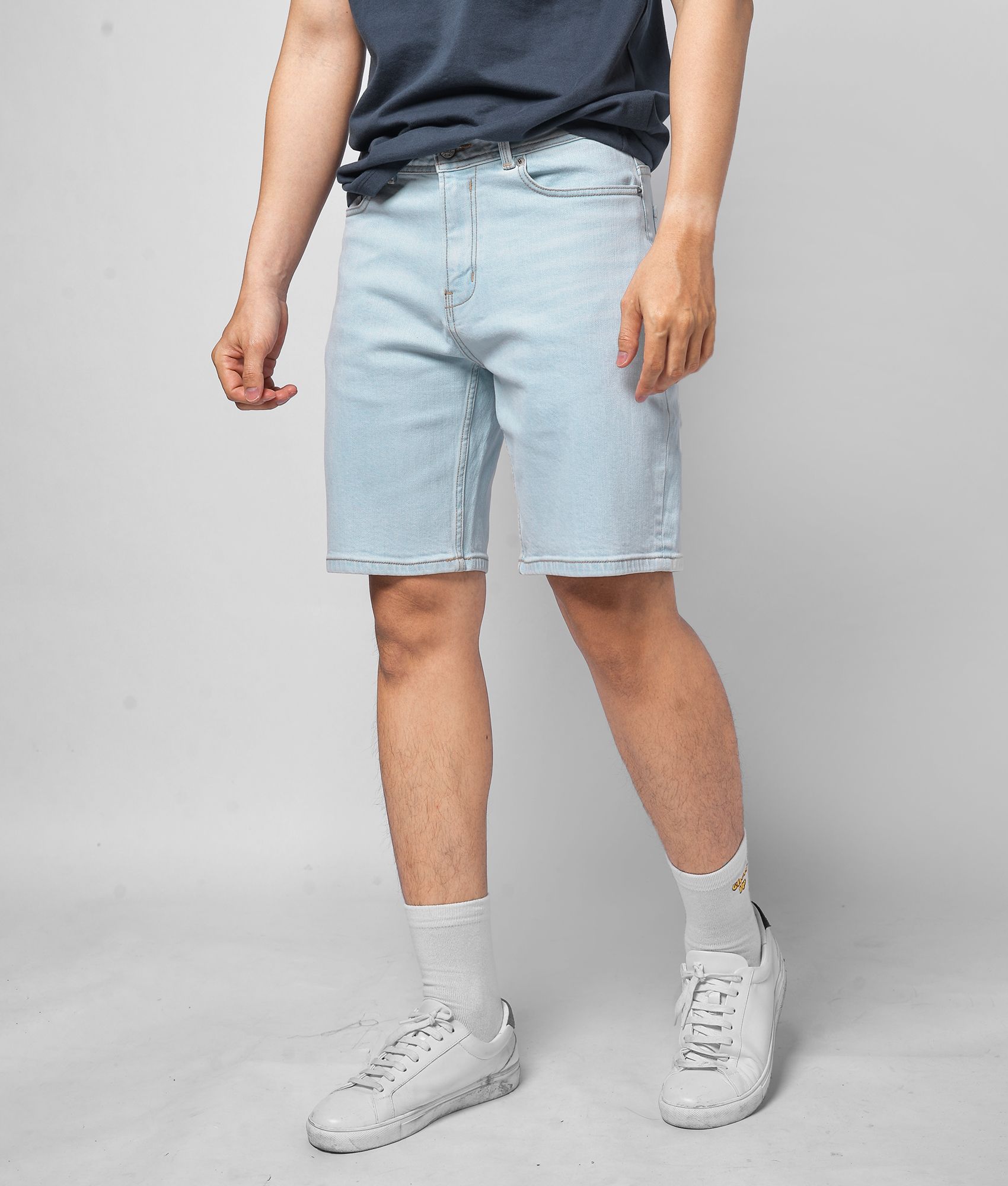 Quần short jean trơn form straight - 10S20DPS004