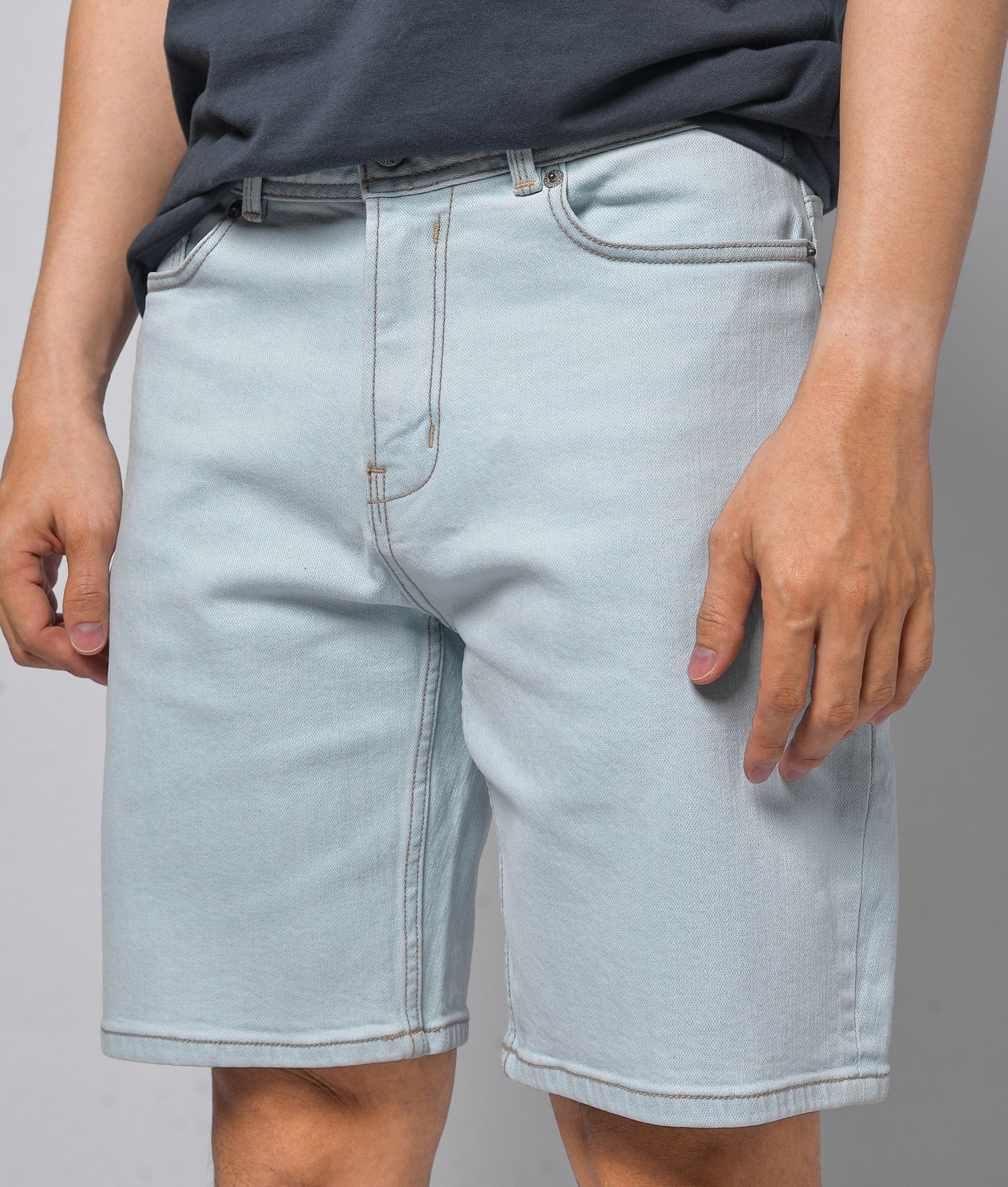 Quần short jean trơn form straight - 10S20DPS004