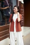 Áo blazer suông tuyết nhung phối cổ trắng kiểu