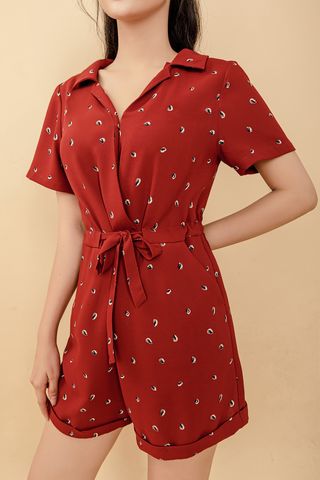 Jumpsuit ngắn suông lụa in họa tiết nền đỏ tay ngắn