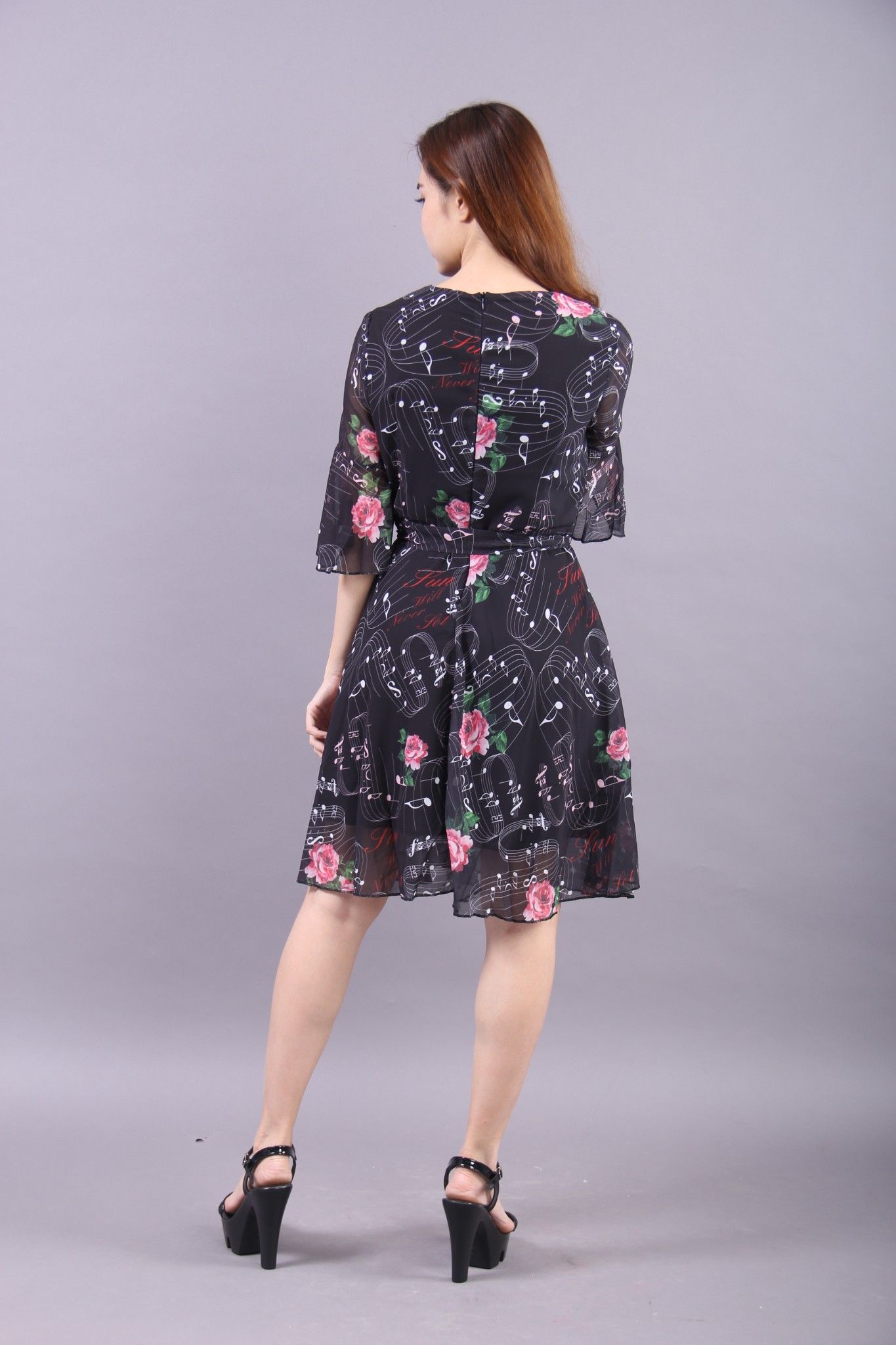 Đầm chiffon đen điểm hoa hồng