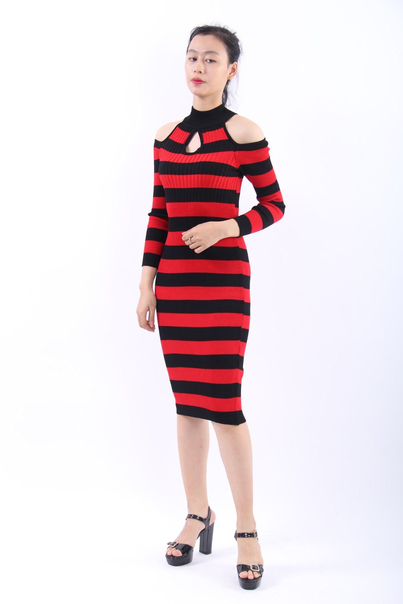 Đầm body sọc ngang khoét vai cổ yếm