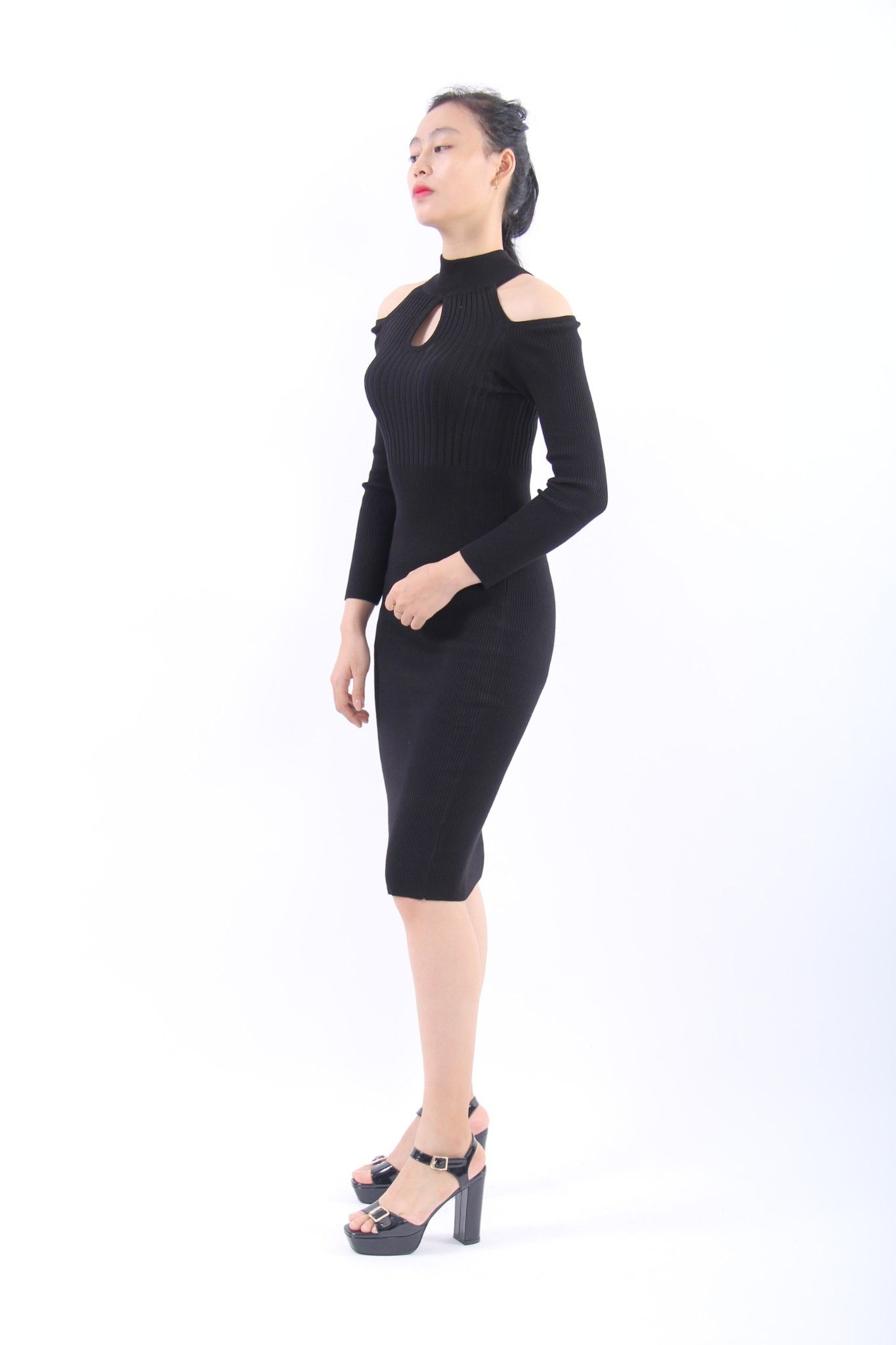 Đầm body khoét vai cổ yếm