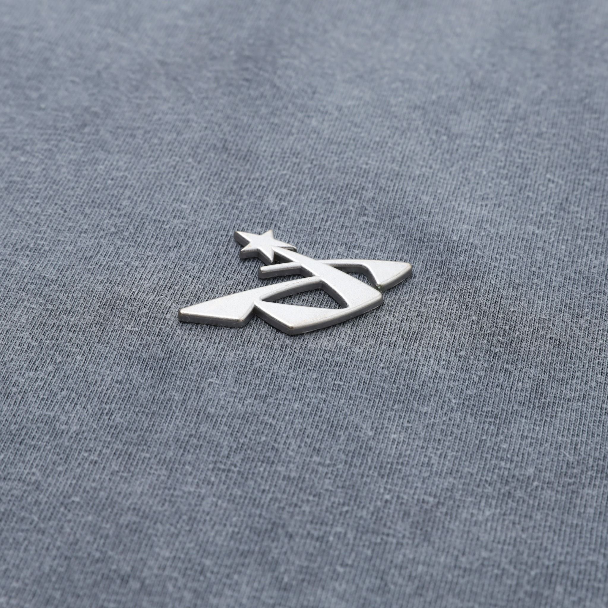 SWE BADGE TEE - GRAPHITE