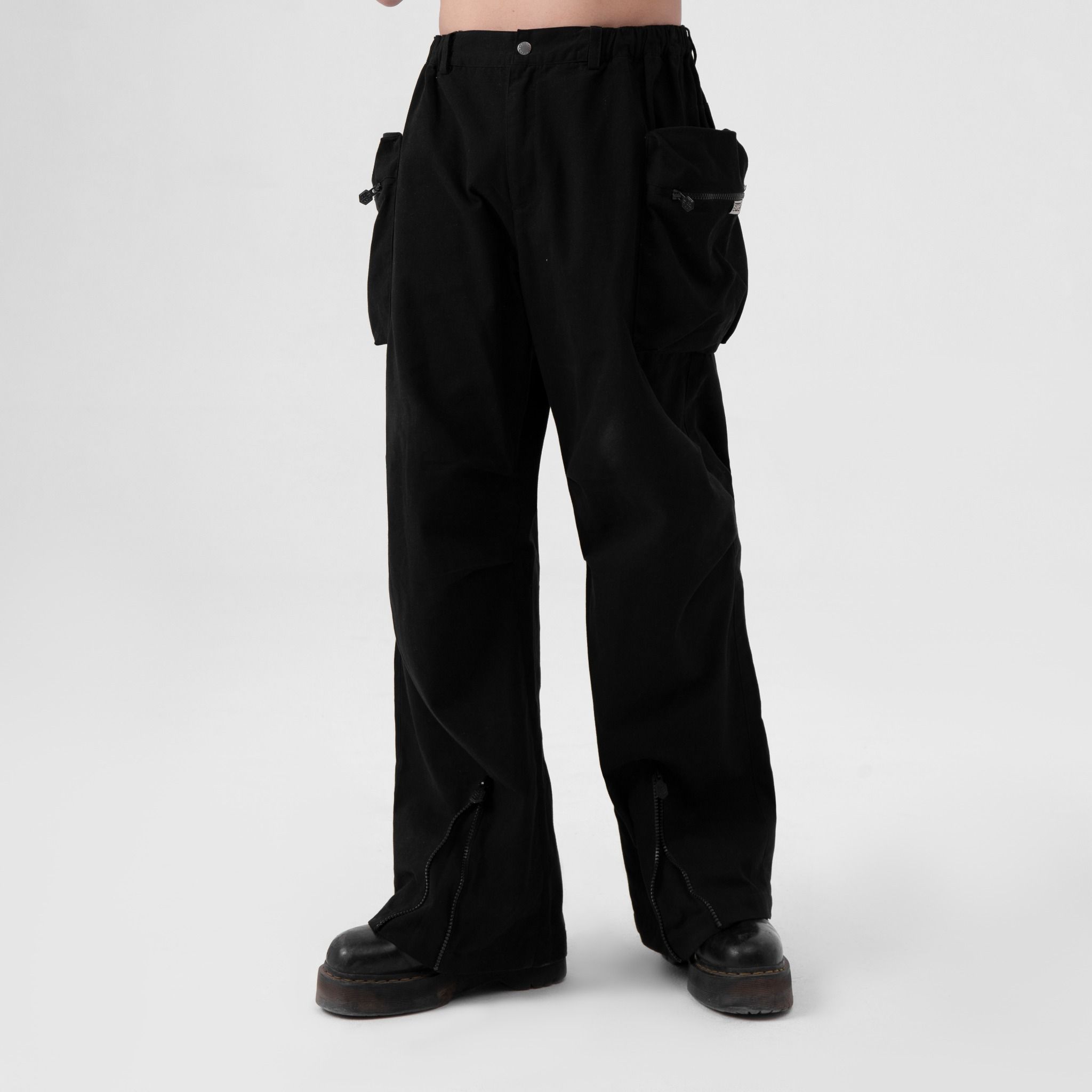 SWE FLARED CARGO PANTS - BLACK