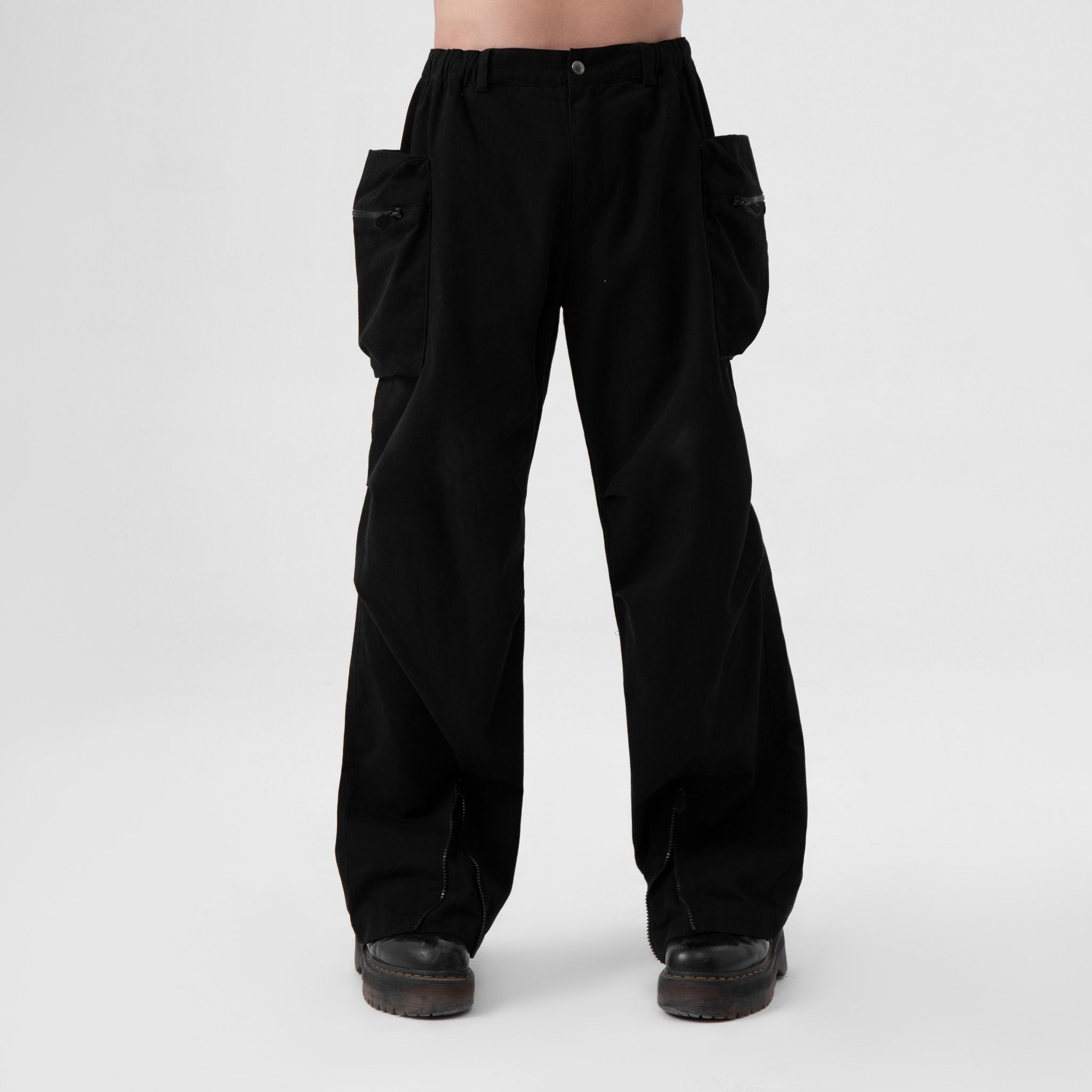 SWE FLARED CARGO PANTS - BLACK