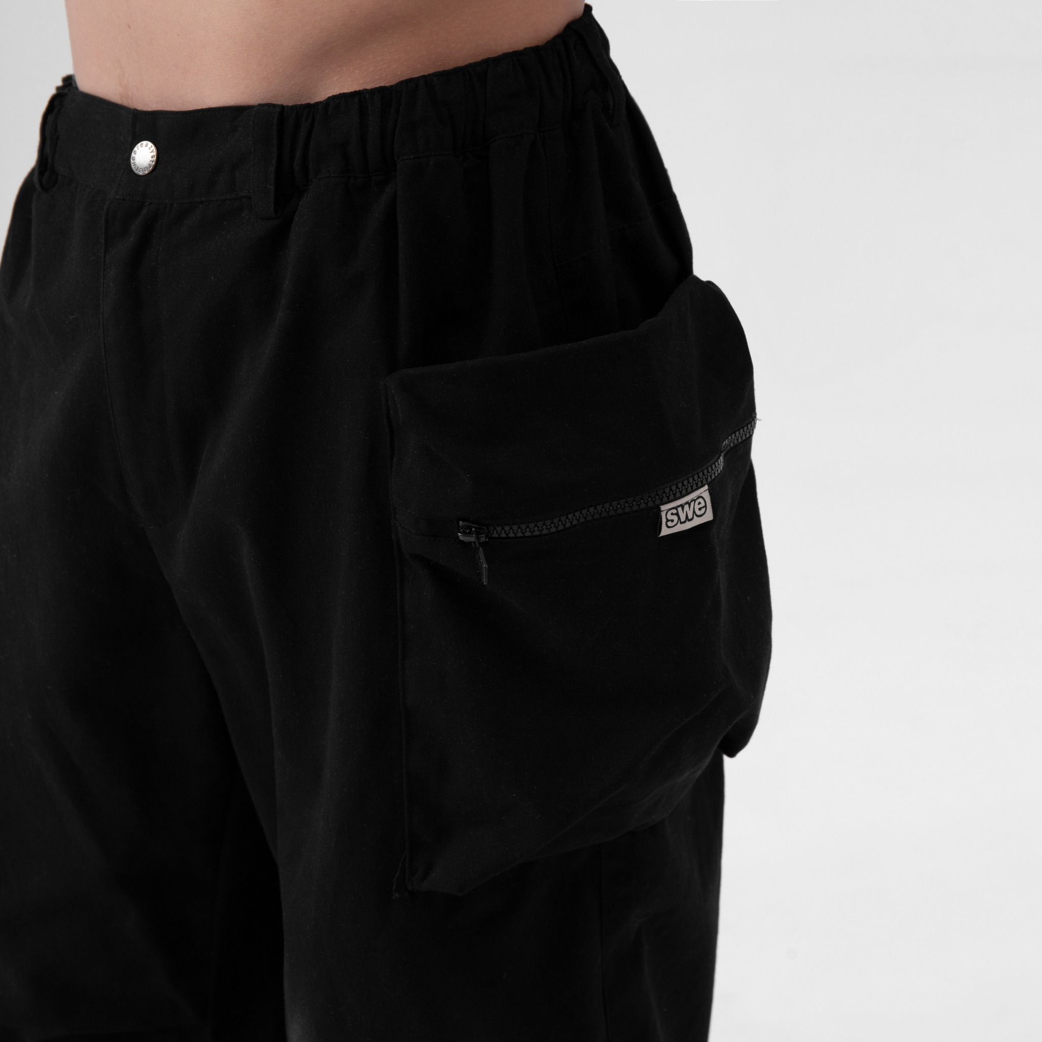 SWE FLARED CARGO PANTS - BLACK