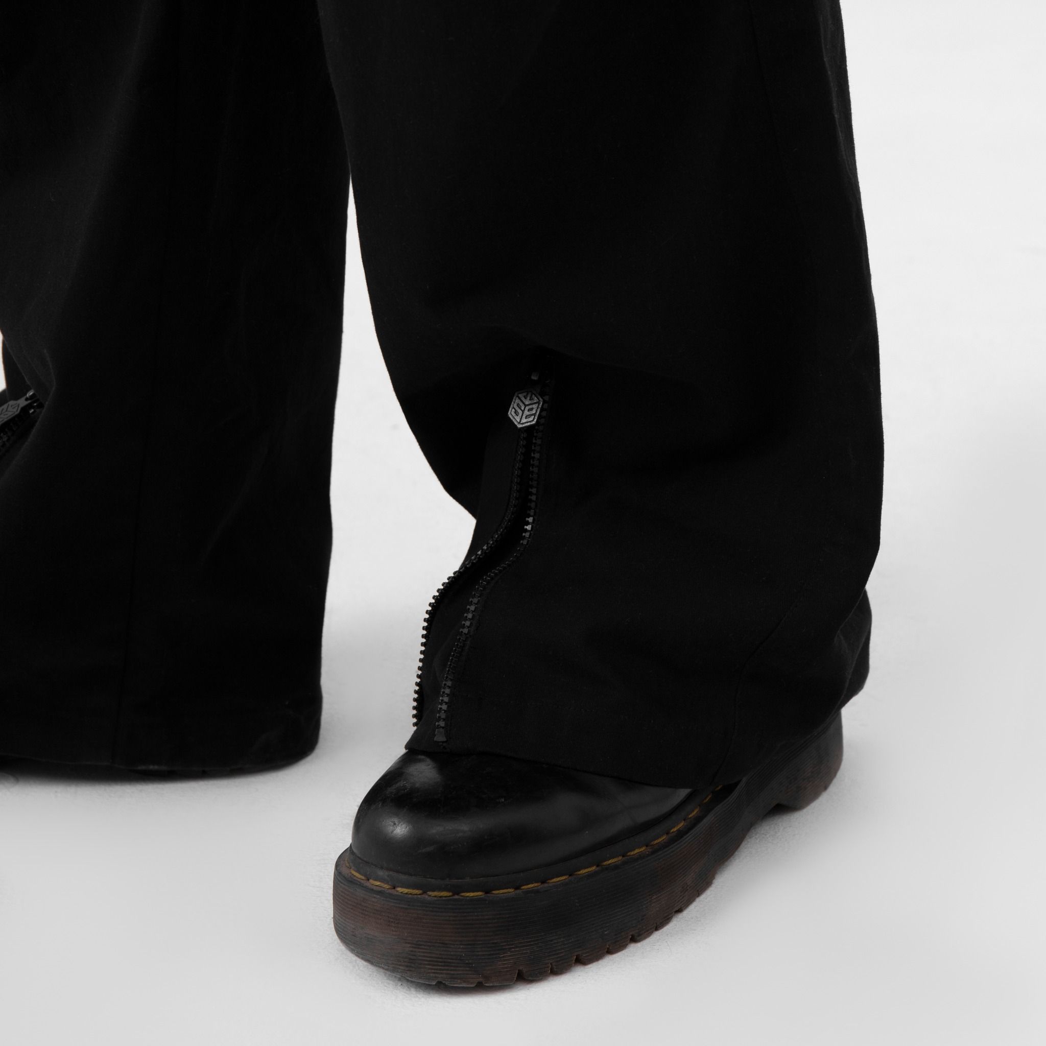 SWE FLARED CARGO PANTS - BLACK