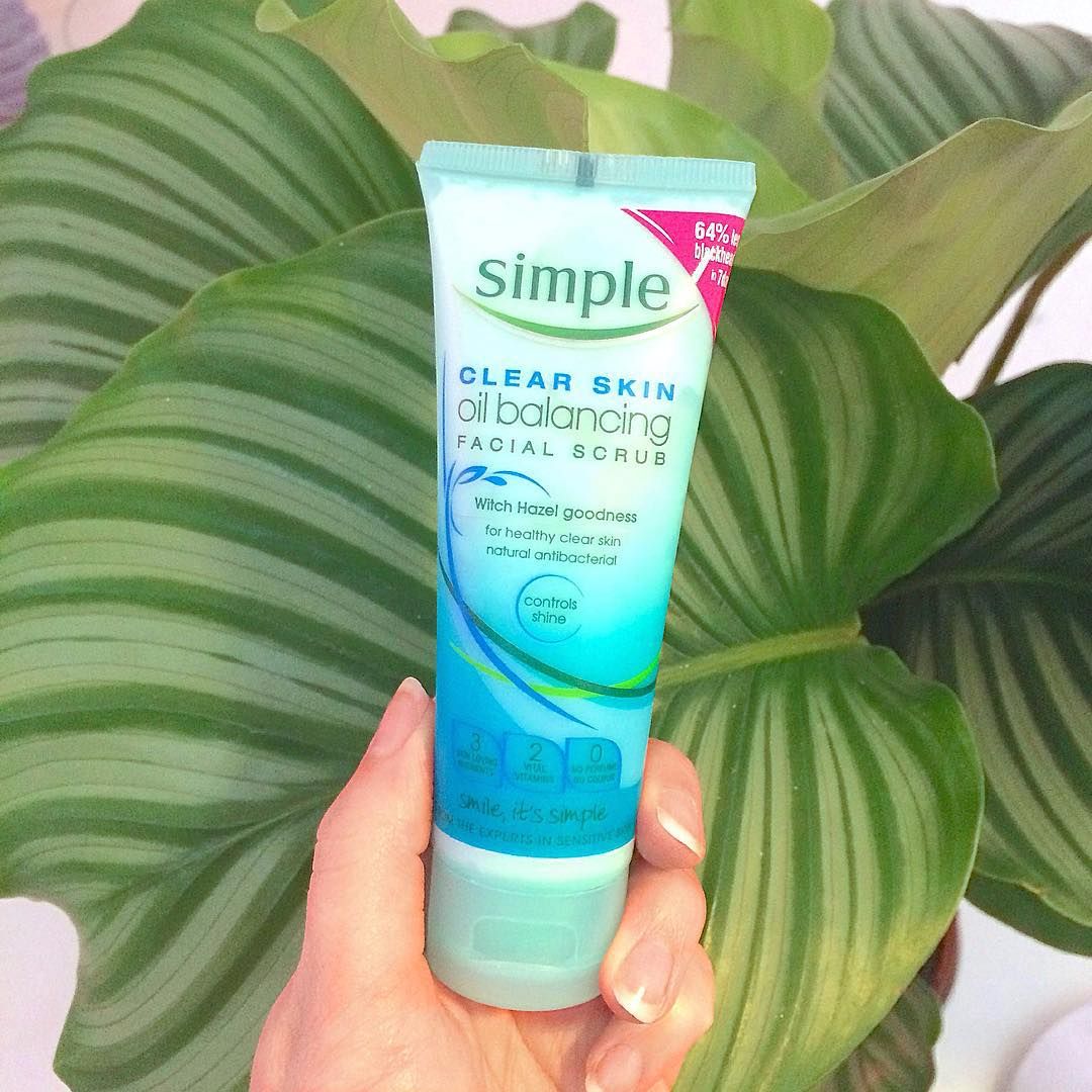 Kem tẩy da chết Simple Clear Skin Oil Balancing Facial Scrub 75 ml