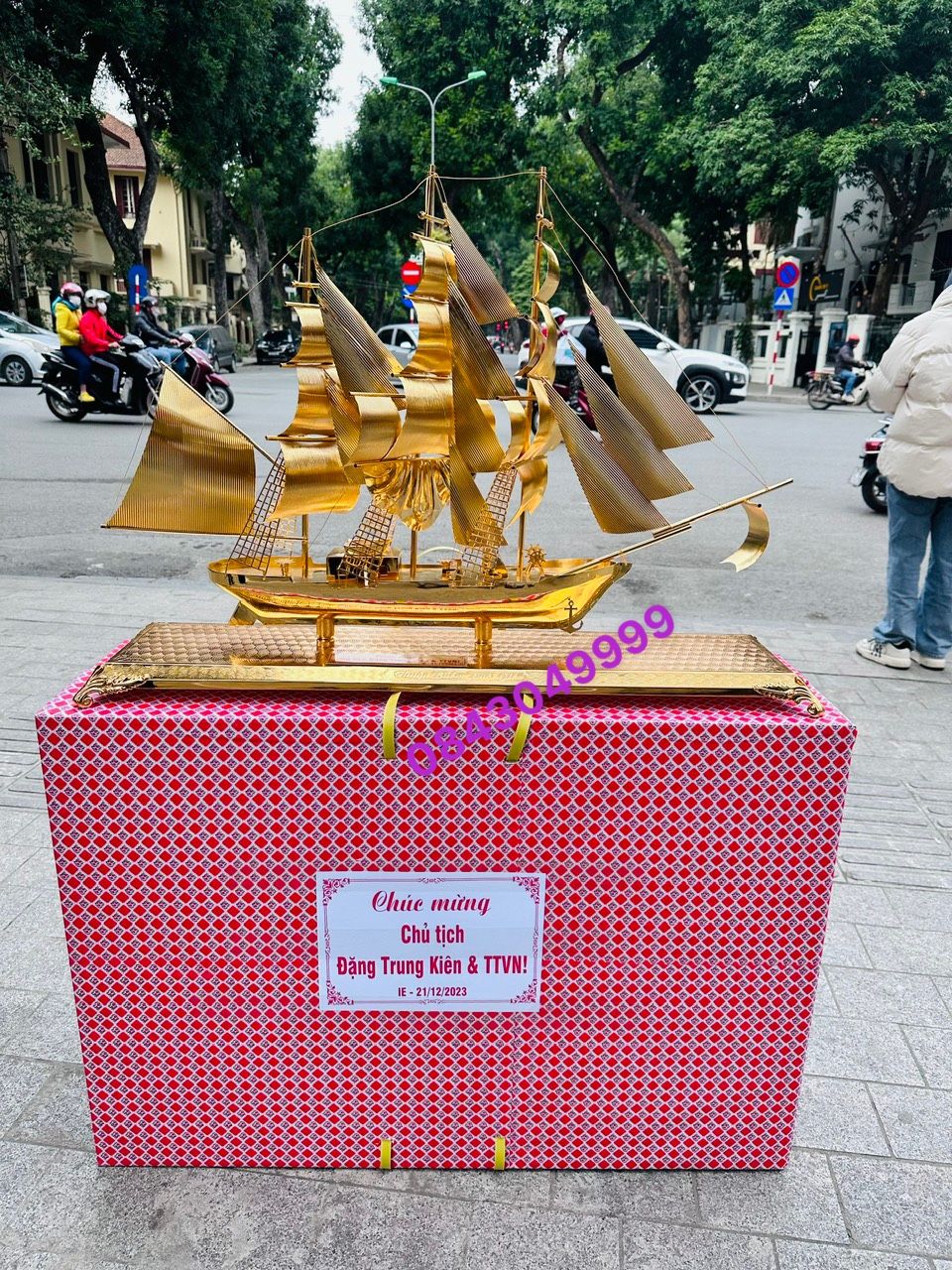 THUYỀN BUỒM MẠ VÀNG CAO CẤP