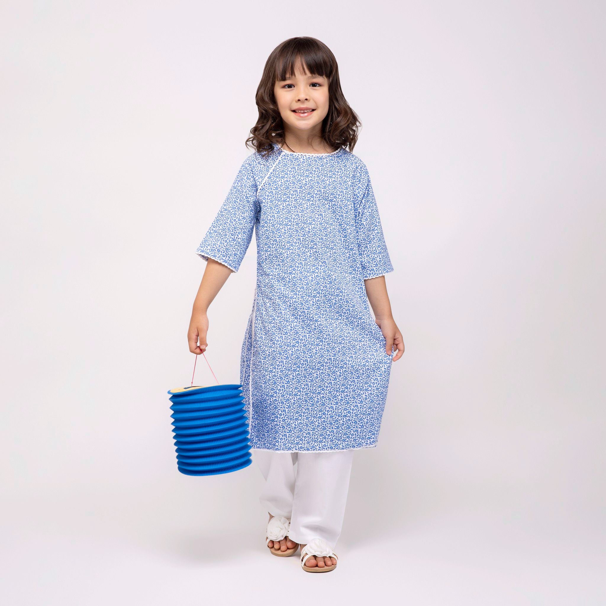 Áo dài bé gái tay dài Mai Anh - Trắng hoa blue nhí