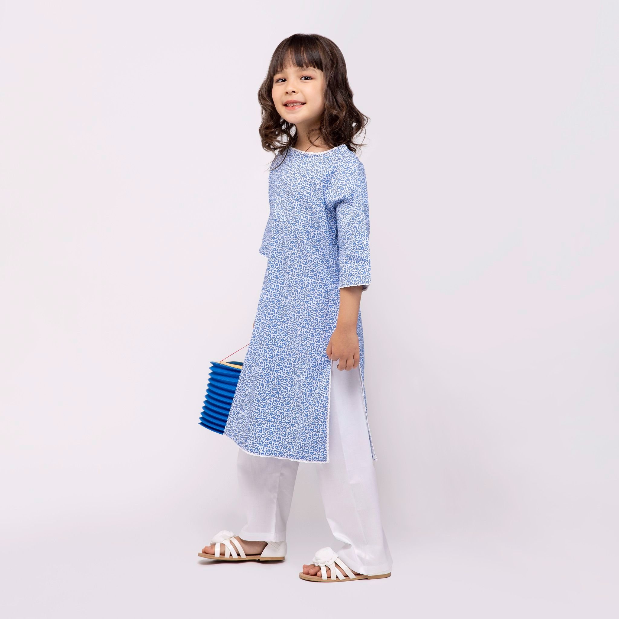 Áo dài bé gái tay dài Mai Anh - Trắng hoa blue nhí