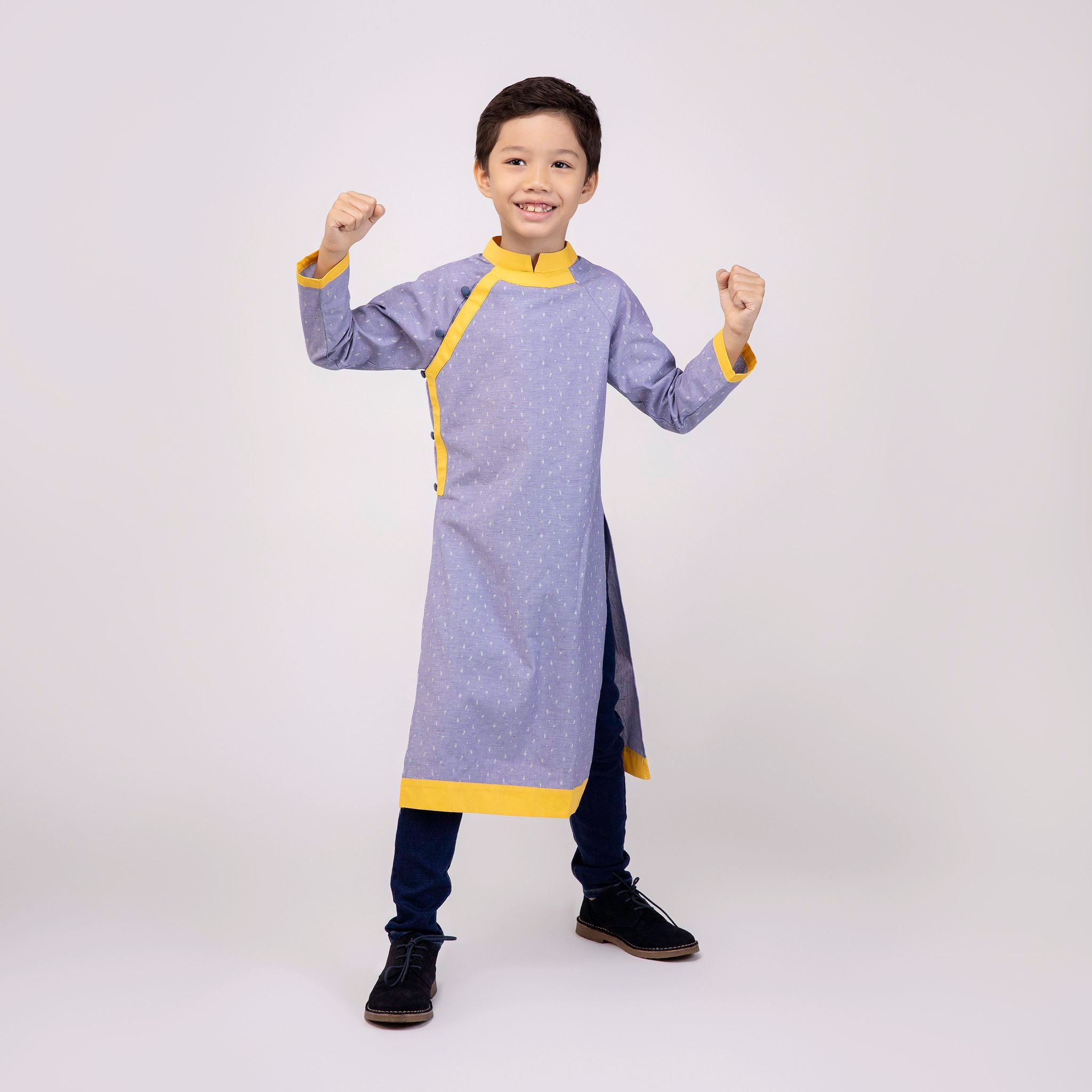 Áo dài bé trai đáp Bảo Lâm - Pho xanh lá trắng