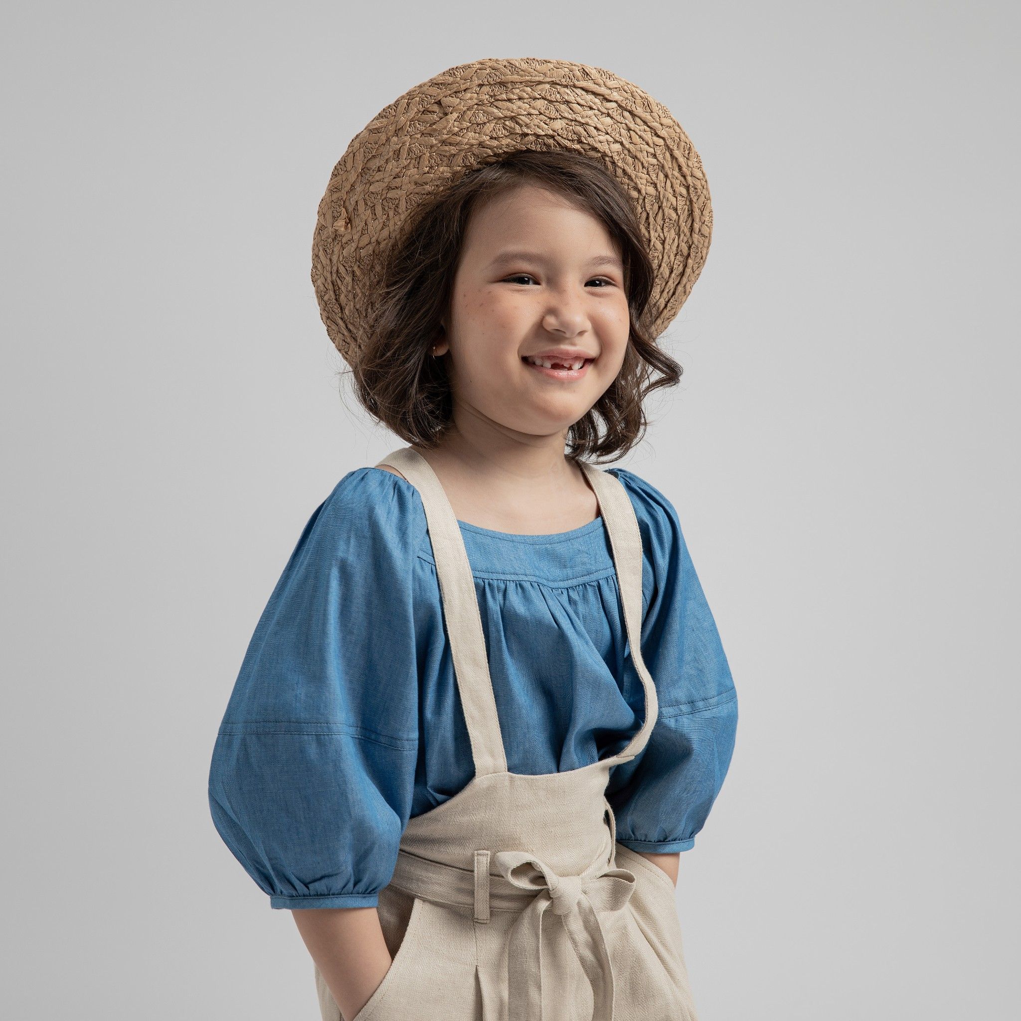 Quần yếm dài bé gái Jenny - Linen be