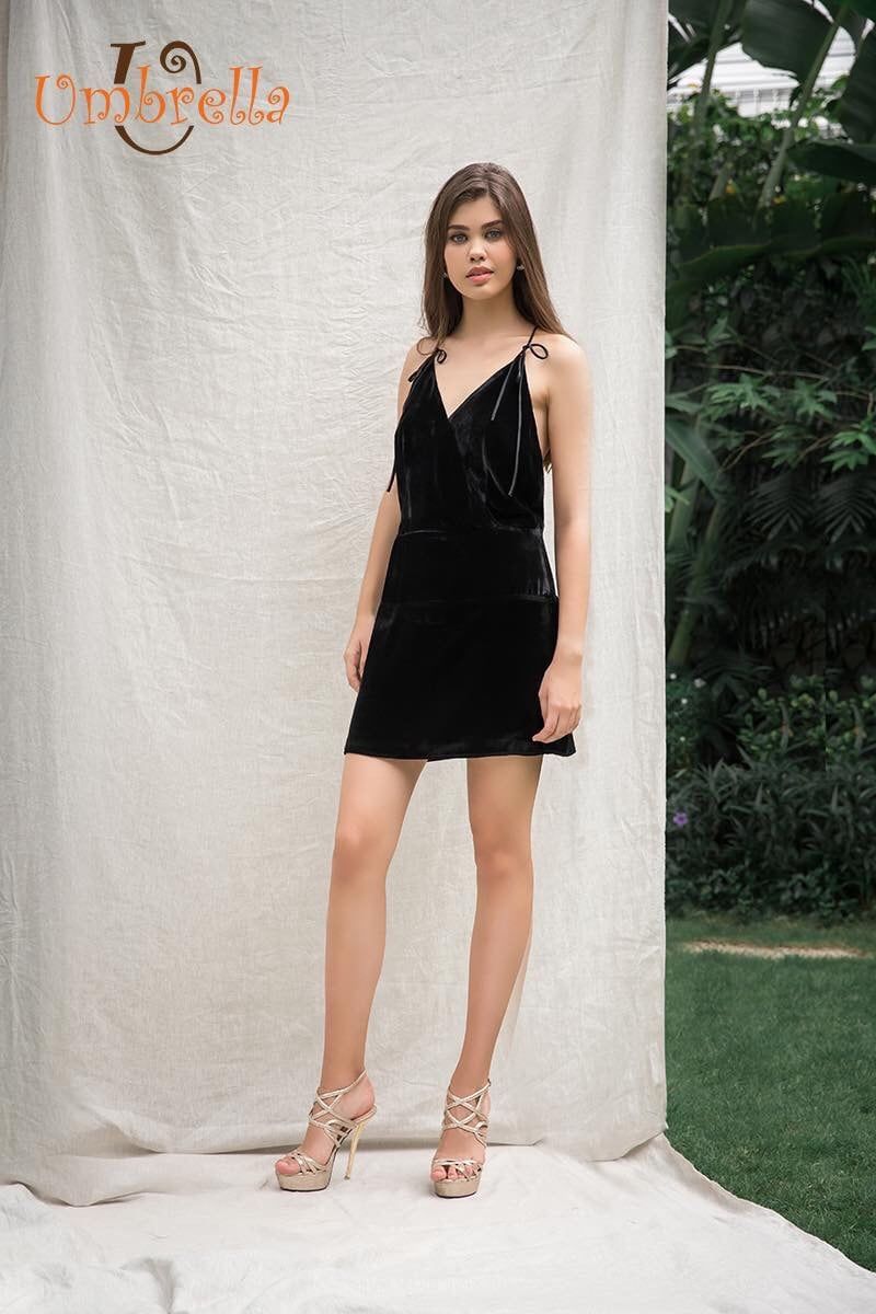 Đầm nhung chéo ngực hở lưng