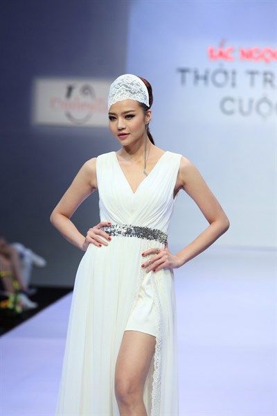 Đầm dài xẻ ren đùi