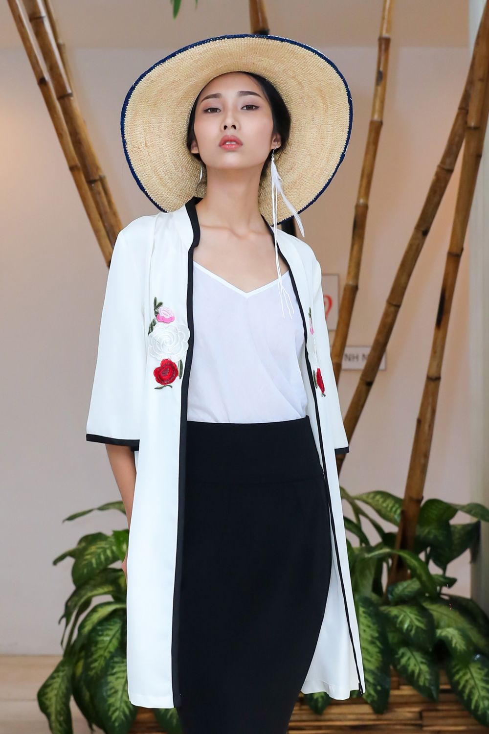 Áo khoác lụa ngắn hoa lưng viền