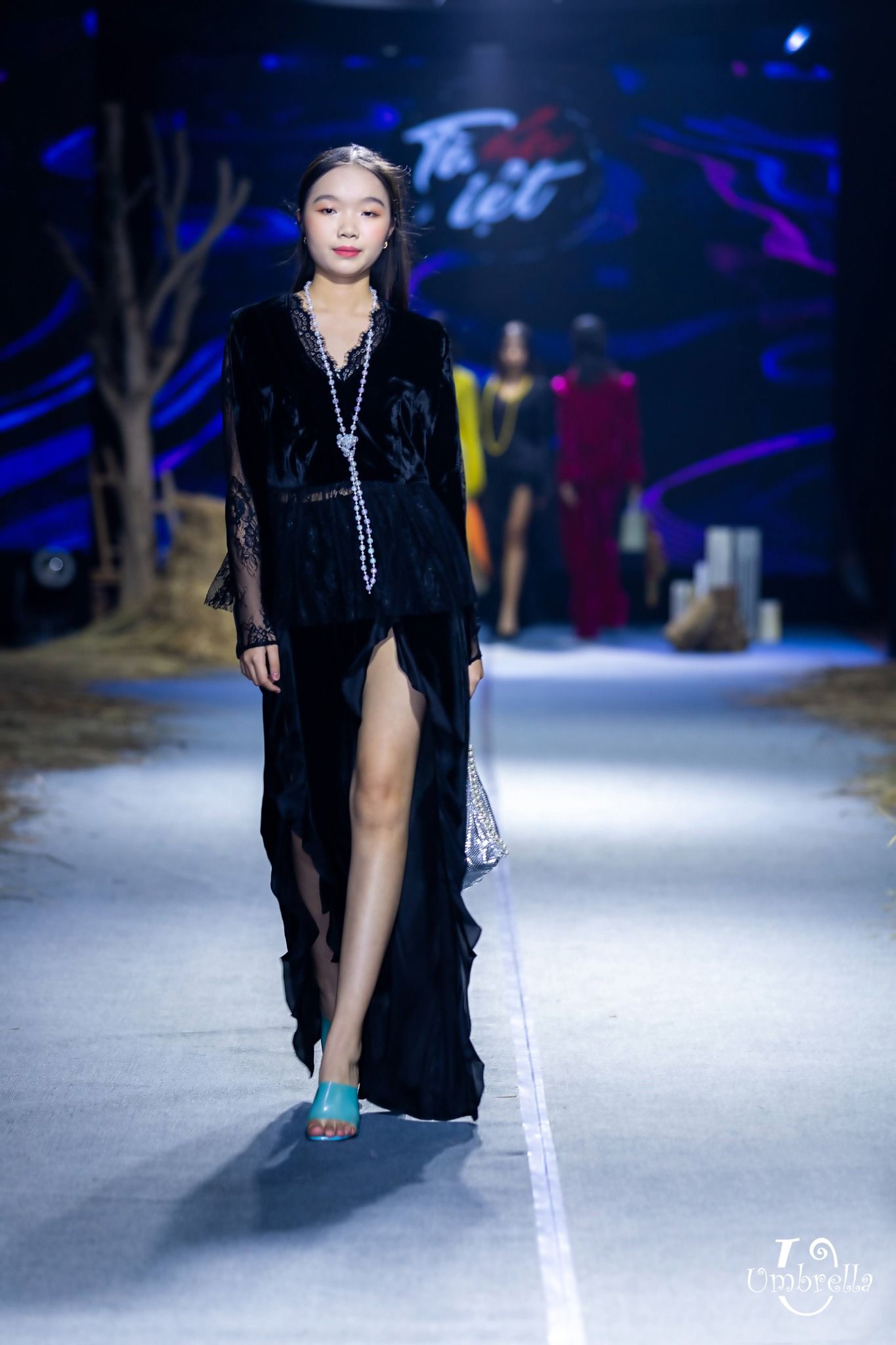 Áo nhung cổ V phối ren